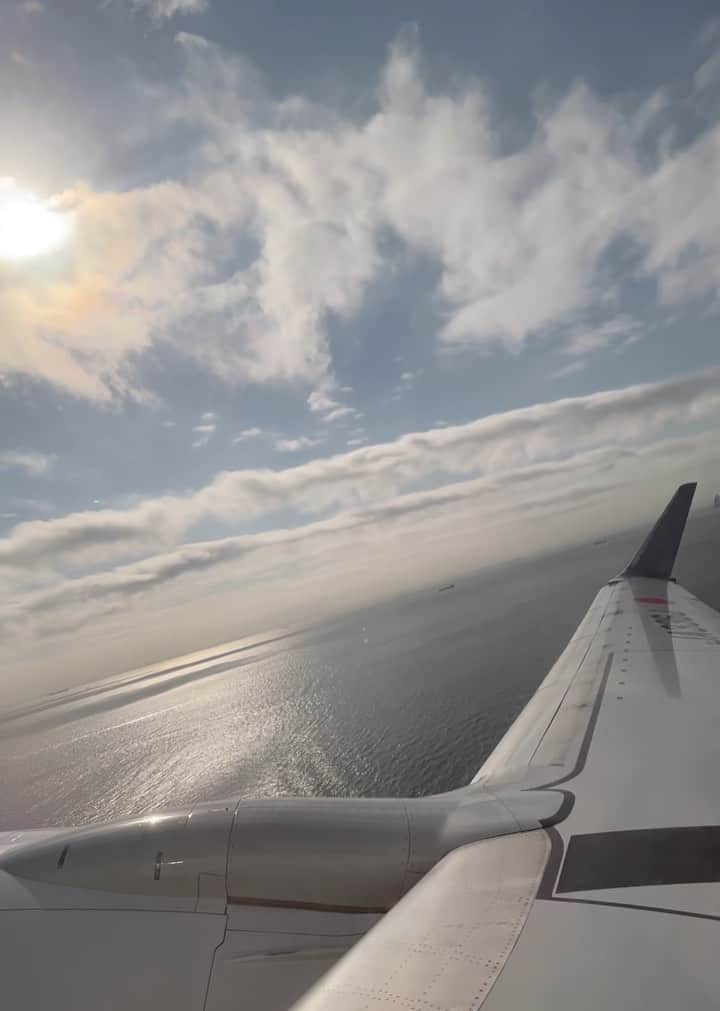 飯野詩帆のインスタグラム：「地上から雲の上へ。  #飛行機 #朝の空 #空 #空の旅 #雲 #雲の上 #風景 #窓の外」