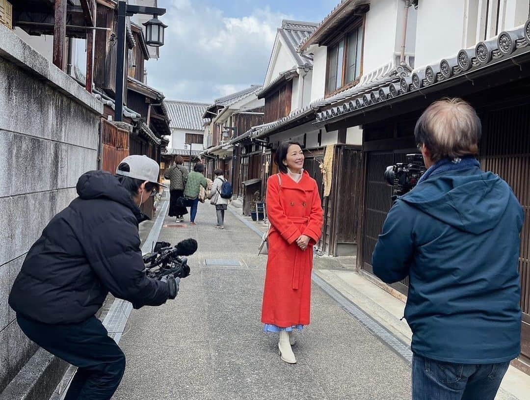 羽田美智子さんのインスタグラム写真 - (羽田美智子Instagram)「今夜10:54から フジテレビ『空旅をあなたへ』 3月のマンスリー旅人 広島 呉の旅 最終回です✈️  セイラー万年筆さんの工房で製造工程を見せていただいたのですが、、  全て手作業で  顕微鏡を使って確認するような細かい作業で  職人さんの正確さ、キメの細かい作業の数々に圧倒されました✨✨  書き心地も何もかも素晴らしいです🖋  インクの色も無限大に作れるそうで、、  万年筆の魅力にハマりました🖋  素敵な街並み！ ポストの色とかぶりました📮  #空旅」3月30日 19時48分 - michikohada