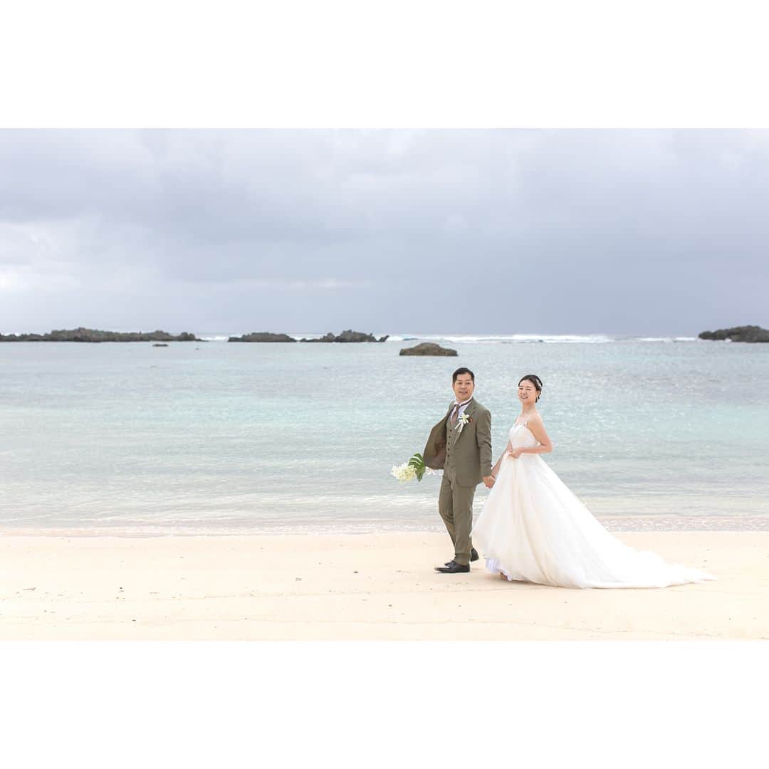 ワタベウェディングさんのインスタグラム写真 - (ワタベウェディングInstagram)「ワタベウェディングでリゾート挙式をされた素敵な卒花嫁さまをご紹介します💍✨ ----------------------------------------------- 2022年12月、沖縄・宮古島にある"アラマンダ チャペル"で挙式されたおふたり。  リゾートウェディングを選んだ理由をお伺いすると、 「2人とも海が好きで、結婚式をするならば開放感のあるリゾートがいいと最初から話していたのと、 コロナの影響で家族や友人もなかなか遠出ができない期間が長くあったと思うので、 ゲストの方に楽しんでいただく機会にしたく、リゾートウェディングを選びました」 と教えていただきました。  ホテルやチャペル、ビーチでのお写真が、とっても素敵ですよね。  ご両親やゲストからも、宮古島を訪れることを喜ばれた方が多く、 とっても楽しかった！とおしゃっていただけたそうです。  ご結婚式と合わせて、ご家族やゲストとの旅行の機会になるのも リゾ婚の魅力ですよね✨ 実はゲストからも「嬉しい！」とお声をいただくこともとっても多いんです！    アラマンダ・チャペルについてムービーでもご紹介しています✨ どんな特徴があるの？どんな場所にあるの？少しでも気になった方は、こちらからチェック👉 #アラマンダチャペルガイドムービー ----------------------------------------------- #ワタベウェディング #watabewedding #リゾートウェディング #リゾート挙式 #ウェディングフォト #フォトウェディング #結婚式 #挙式 #プレ花嫁 #卒花嫁 #プレ花嫁さんと繋がりたい #結婚式準備 #2023夏婚 #2023秋婚 #ゼクシィ #沖縄ウェディング #少人数結婚式 #家族婚 #沖縄挙式 #家族挙式レポ #ハワイ挙式 #結婚式決行 #式場見学レポ #式場迷子 #ナチュラルウェディング #アラマンダチャペル #シギラリゾート #宮古島 #シギラベイサイドスイートアラマンダ」3月30日 20時00分 - watabewedding