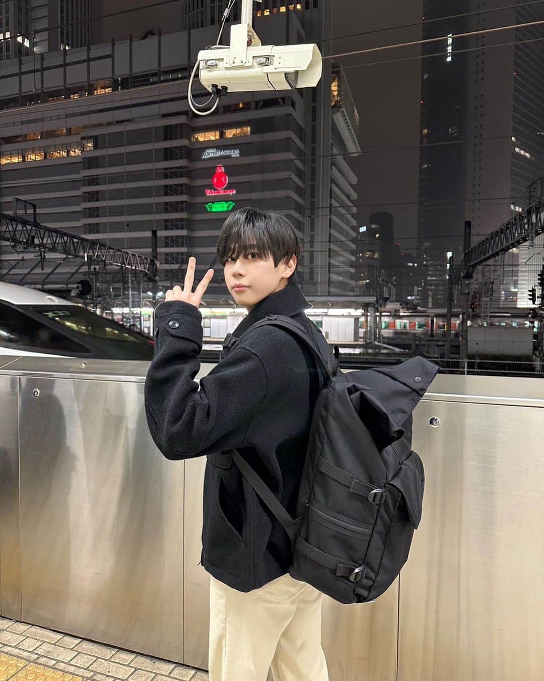 上原潤（JUNE）さんのインスタグラム写真 - (上原潤（JUNE）Instagram)「今回のツアー中ずっとお世話になった ONLY NYとのコラボでマンハッタンポーテージの春の新作のリュックです🙃 いっぱい入るからおすすめ🙆‍♂️ このリュックになにが入ってるでしょう  #ManhattanPortage #マンハッタンポーテージ #pr」3月30日 20時00分 - keepitjune