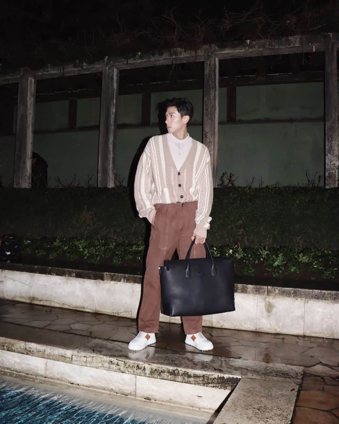 デスモンド・タンのインスタグラム：「Reminiscing about the little episode of dreams 💭 Missing me? 😉  Explored the impeccable @tods craftsmanship in Milan earlier in the year. The latest Spring Summer 2023 collection is now on display at the Tod’s ITALIAN FLAIR pop up at Paragon from 30 Mar till 14 Apr. Swing by and take a look! 💙  @tods #tods #TodsSS23」