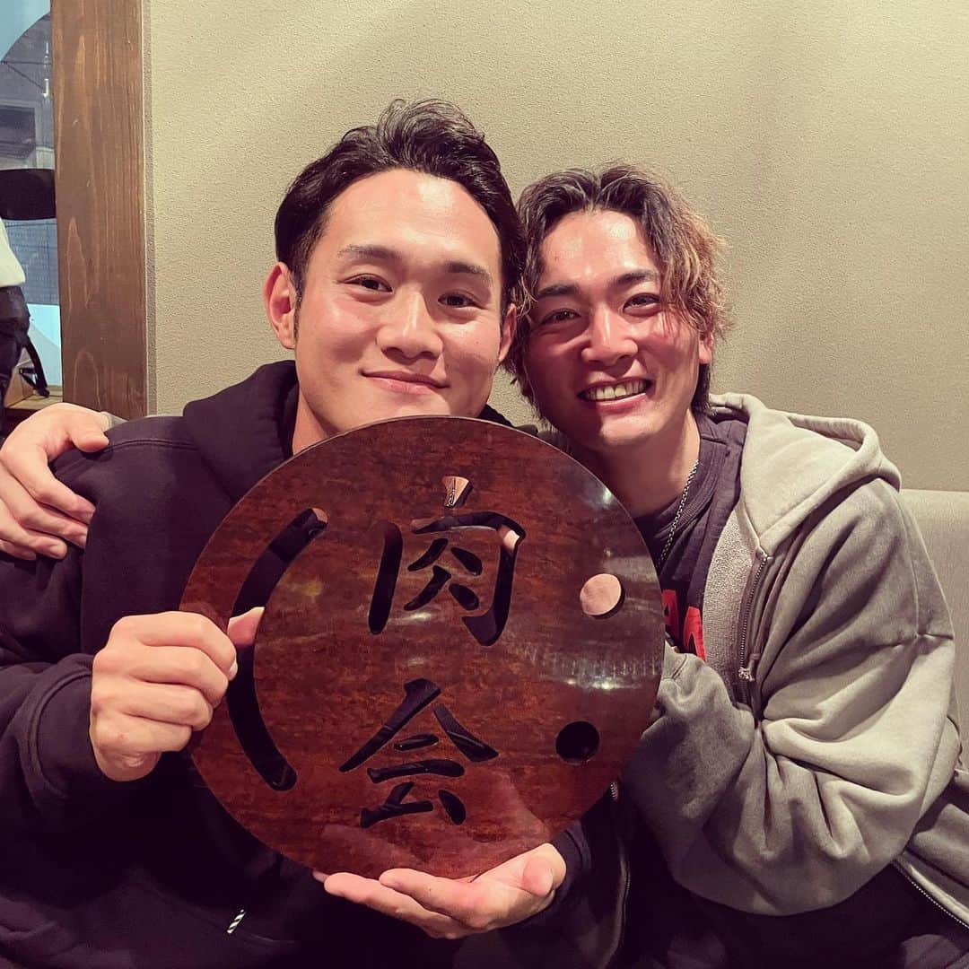 船越涼太さんのインスタグラム写真 - (船越涼太Instagram)「.  頑張れ相棒🤝🤝🤝  #肉会#名古屋#栄#焼肉#広島東洋カープ #東北楽天ゴールデンイーグルス #仙台 #応援#野球」3月30日 19時53分 - 2754ryota