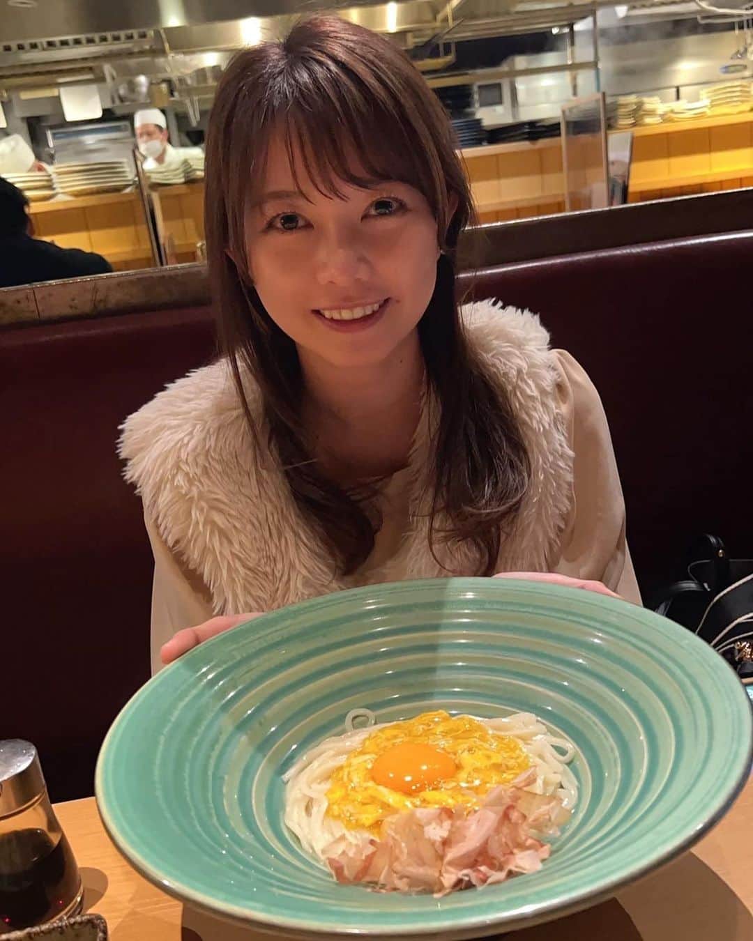 嶋村瞳のインスタグラム：「. 誕生日の日は好きなお店、麻布十番の楼漫亭さんに🍽️ 鉄板焼き！だいたい伊勢海老って半身だけど、1人一尾で大満足🦞 相変わらず美味しい♡  そして1枚目の写真は、別日のつるとんたん行った時😂  最近食べログになってる(笑)」