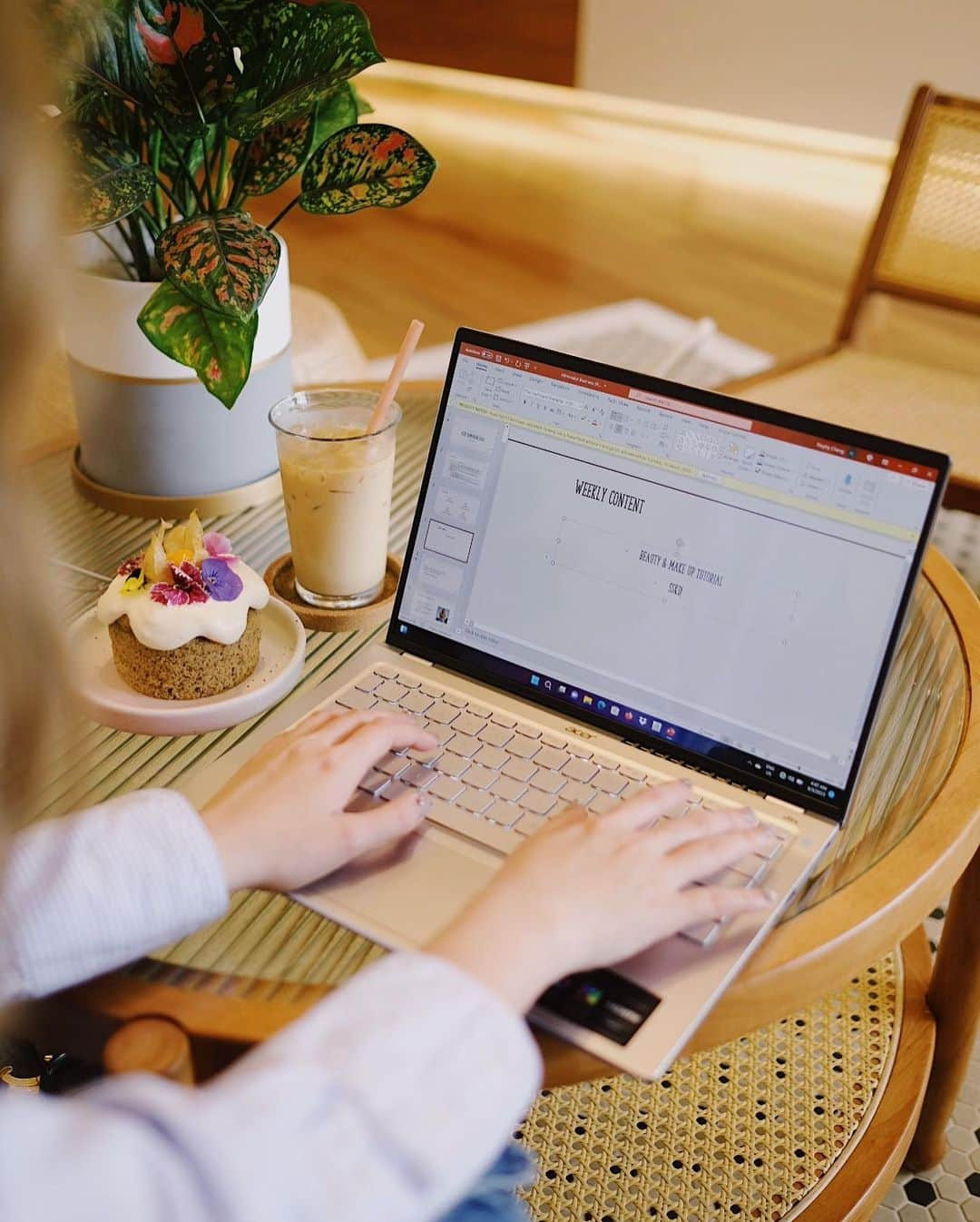 STEPHY YIWENさんのインスタグラム写真 - (STEPHY YIWENInstagram)「Relaxing with a latte and good company ☕️💻😌  Acer Swift 3 OLED featuring a stunning 14-inch WQXGA+ 2.8K OLED display, lightweight design, lightning-fast DDR5 RAM with Gen4 SSD, and full HD webcam with Temporal Noise Reduction.  Stay productive with pre-installed Microsoft Office Home & Student 2021.   Get yours today and take your productivity to the next level! Available at Acer Offcial Store / Shopee store 💻💓  Get more. Do more. With a complete PC. #MyAcer #Acer #Swift3OLED #Windows11 #OPI #WindowsOPI」3月30日 20時01分 - stephyyiwen