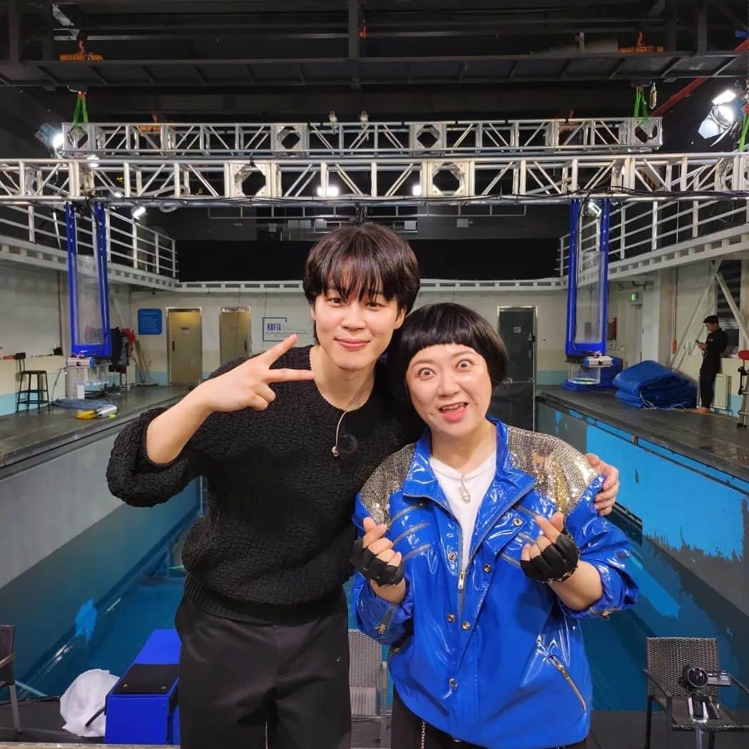 キム・スクのインスタグラム：「그날,,거기 있던 모두가 반해버렸다... 지민×홍김동전 #홍김동전 #홍진경 #조세호 #주우재 #장우영 #지민 #jimin #오늘밤8시30분 kbs2」