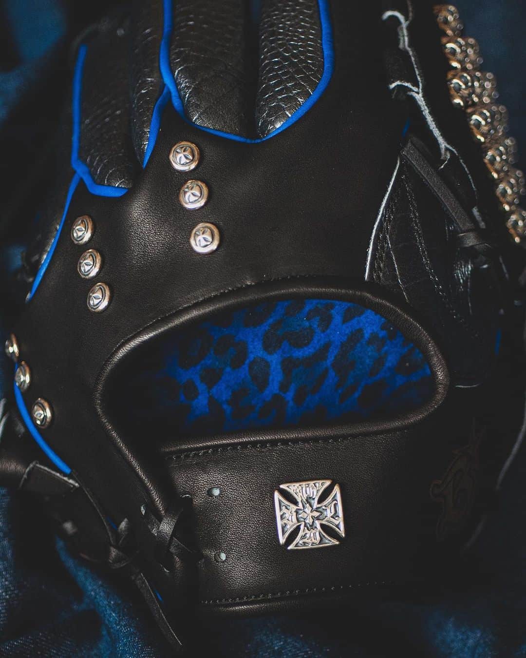 Bill Wall Leather × BEAMSさんのインスタグラム写真 - (Bill Wall Leather × BEAMSInstagram)「【Special Collaboration】Yokohama DeNA BayStars x Bill Wall Leather 2nd special collaboration  Bill Wall Leather, a silver jewelry brand established in 1985 in Malibu, California, and the Yokohama DeNA BayStars have teamed up for a special collaboration project (Produced by BEAMS)！  On March 31st (Friday), BAYSTORE ONLINE will release its second collaboration item with Bill Wall Leather, one of the world's leading silver jewelry brands! This time, the items are a pair of functional gloves with gorgeous visuals and using many silver parts, and an Italian horsehide baseball shirt made entirely in a workshop in Malibu, including the material's cutting and sewing. Both are one-of-a-kind designs that you won't find anywhere else.  ・These products will not be sold on the official Bill Wall Leather website or BEAMS ・These products will be sold only at BAYSTORE HOME and BAYSTORE ONLINE ・Click here for the order period and details⇒ https://www.baystars.co.jp/news/2023/03/0329_05.php   ＿＿＿＿＿＿＿＿＿＿ 〈横浜DeNAベイスターズ × Bill Wall Leather〉スペシャルコラボレーション 第2弾  カリフォルニア州マリブにて1985年に誕生したシルバージュエリーブランド〈Bill Wall Leather〉と〈横浜DeNAベイスターズ〉とのスペシャルコラボレーション企画 第2弾（Produced by BEAMS）の登場です！  3月31日(金)よりBAYSTORE ONLINE限定で、世界有数のシルバージュエリーブランド〈Bill Wall Leather〉とのコラボレーションアイテム 第2弾を受注発売致します！今回のアイテムは、シルバーパーツをふんだんに使用し豪華なビジュアルながら実使用可能なグローブと、素材の裁断や縫製に至るまで、全ての工程をマリブの工房で行ったイタリア製馬革のベースボールシャツです。どちらも他では目にする事のない唯一無二のデザインとなっています。  ・Bill Wall Leather オフィシャルサイト、及びBEAMSでの販売はございません。 ・本企画品は、BAYSTORE HOME、BAYSTORE ONLINEのみでの販売となります。  ・受注期間、詳細はコチラまで ⇒ https://www.baystars.co.jp/news/2023/03/0329_05.php ＿＿＿＿＿＿＿＿＿＿ #yokohamadenabaystars #billwallleather #beamsville」3月30日 19時57分 - billwallleather_beams