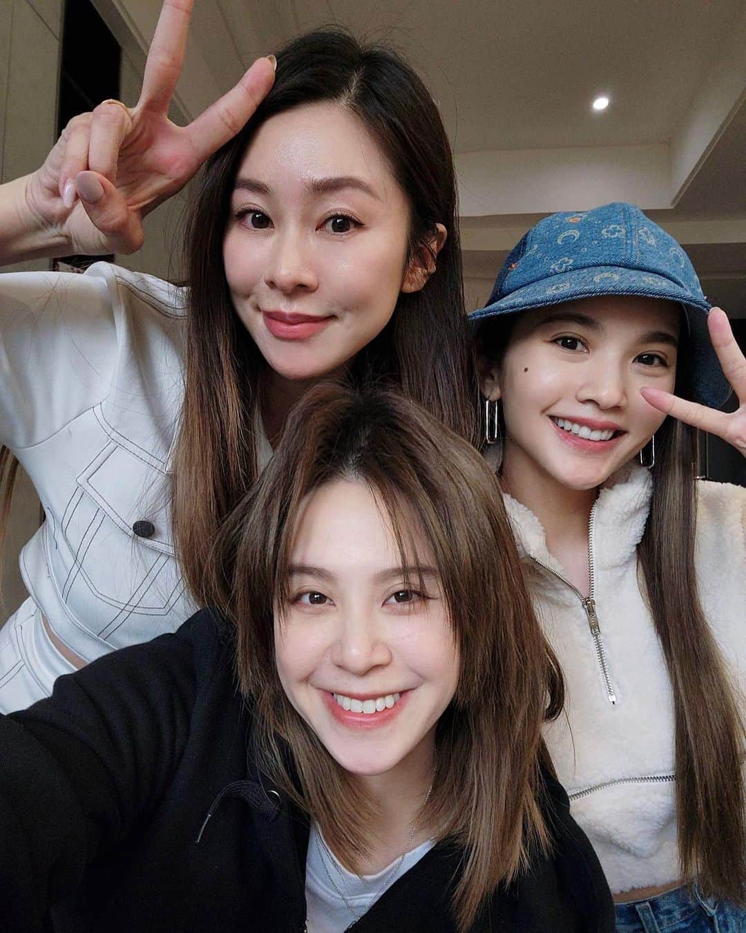 レイニー・ヤンのインスタグラム：「一年不見，甚是想念🧡 終於到棋惠新家做客了！好舒適、好溫馨的地方，為妳開心。棋惠還替我們煮了咖喱飯、煎牛排、做西點，超級美味，吃得好撐啊～就是可惜聊得不夠久🥲期待下次的約會！愛妳們喔🥰  P.S 第八張跟上次合照一樣，依然是應棋惠要求放上的NG畫面🤣  #3inlove #bff #bestie」