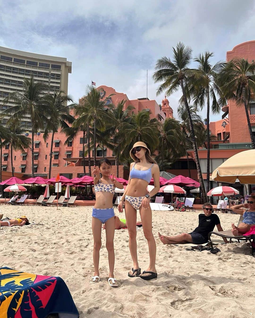 ✷kana✷のインスタグラム：「やっと！やっと！やっと！泣 ４年ぶりですただいま〜〜〜🤙🌴🌺  ワイキキビーチももうだいぶ賑わってた！  こっちに住んでる妹とも合流して久々の再開にりーも大喜び♡疲れてるはずなのになかなか寝ません笑 また明日からたくさん楽しい予定が待ってるのでひとまずおやすみなさい♡  #hawaii#hawaiitrip#waikikibeach#alexiastam#bikini#ハワイ旅行#ワイキキビーチ#親子リンク#アリシアスタン#ビキニコーデ」
