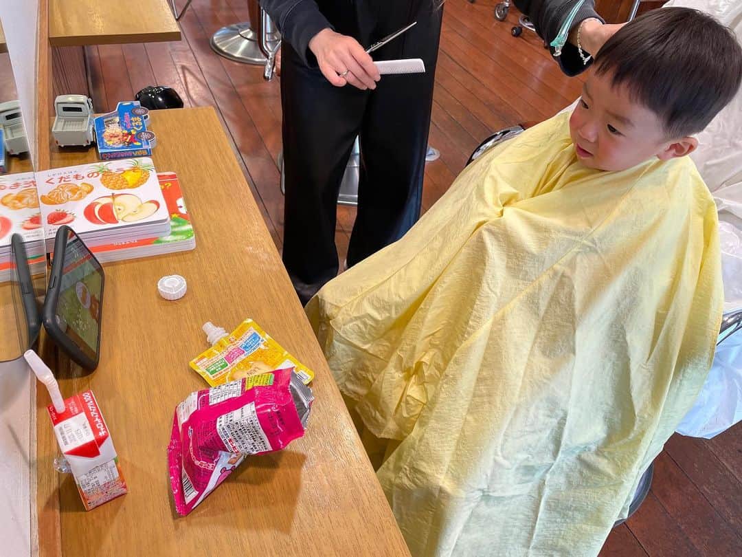 梶剛のインスタグラム：「息子の髪を切るのは大変ヽ(´o｀；  お菓子、オモチャ、総動員！  #香川県 #梶剛の子育て日記」