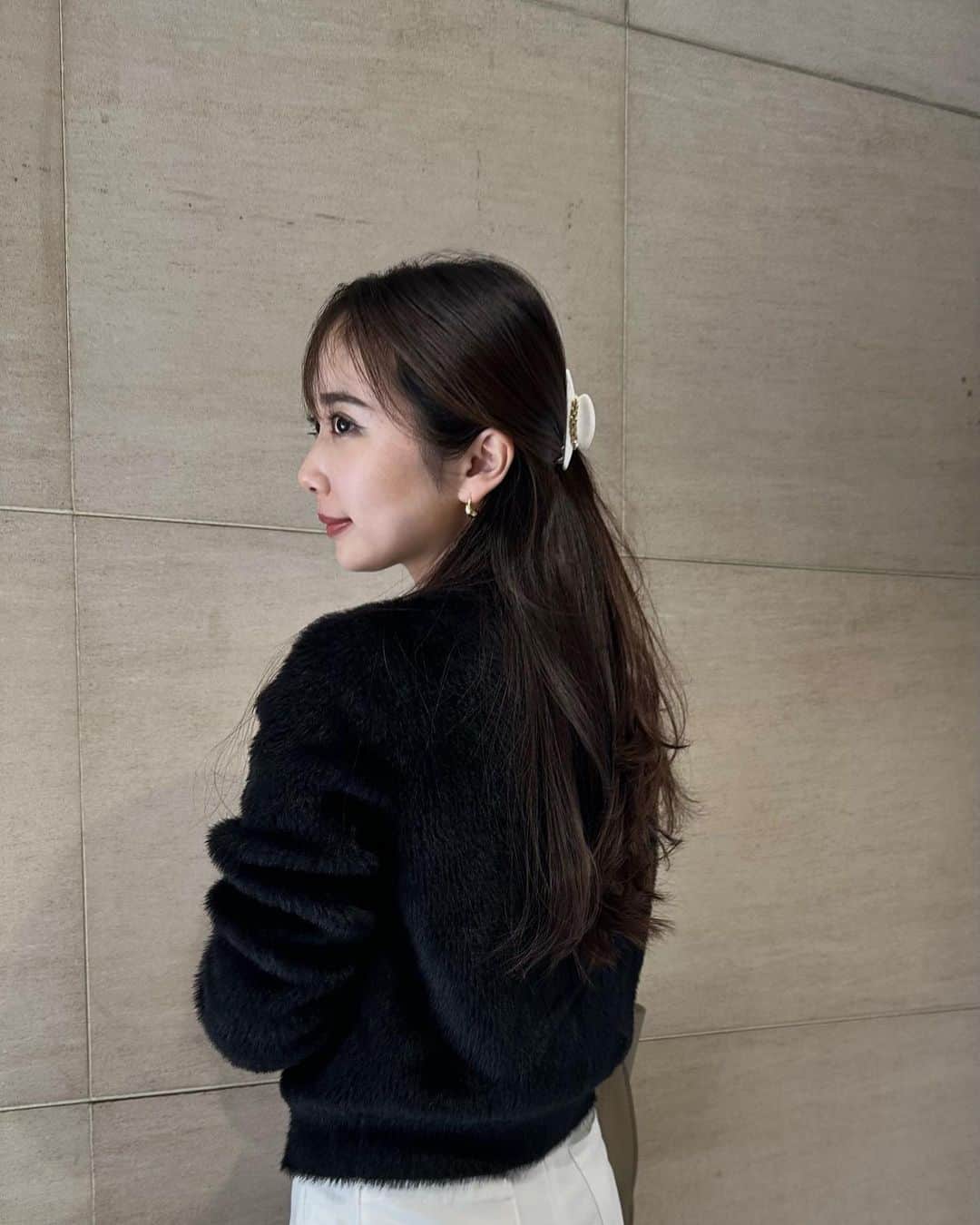 塚本いづみのインスタグラム：「. 梅田阪急のリニューアルされたばかりの ヘアアクセサリーコーナーの @acca.hd 🎀 アッカ30周年アニバーサリーで、3/29から梅田阪急先行アイテムも、、♡  前髪を切ってから雰囲気がガラッと変わったので、ヘアアクセでアレンジもしてみようかなと🪄 お気に入りはわたしの好きなパールの華奢カチューシャ♥︎  #acca#アッカ#ヘアアクセサリー#梅田阪急#カチューシャ#ヘアクリップ #バレッタ#ヘアアレンジ#シュシュ#簡単ヘアアレンジ」