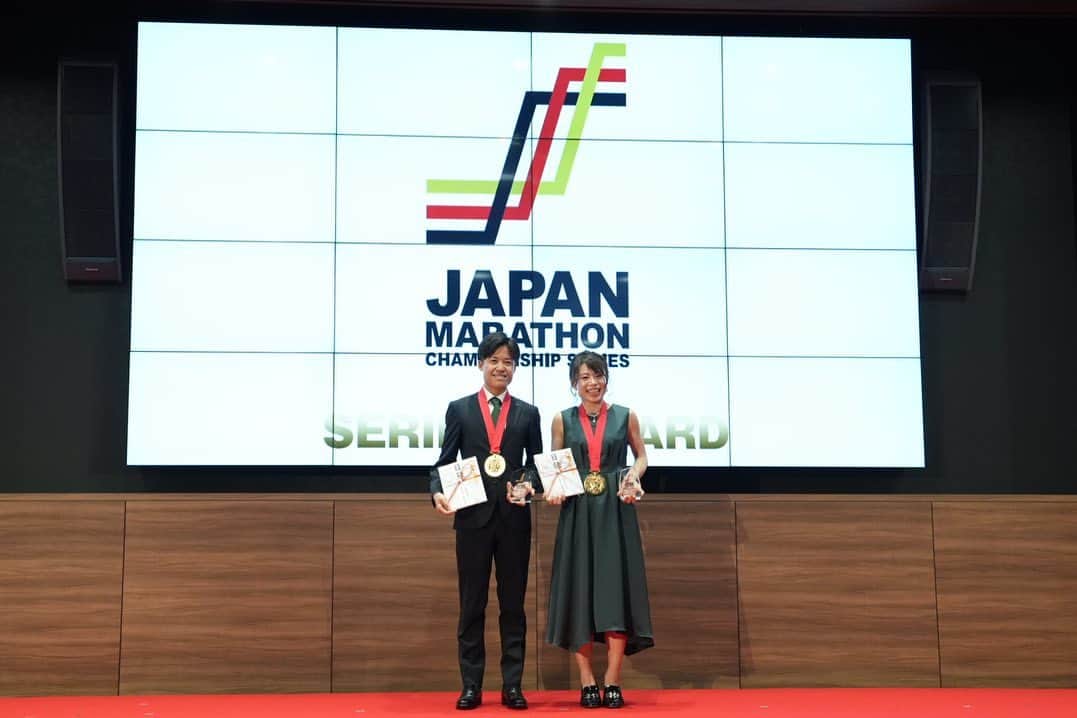 松田瑞生さんのインスタグラム写真 - (松田瑞生Instagram)「＊ ❇︎ JAPAN MARATHONCHAMPIONSHIP ❇︎ ~  SERIES 2 ~  JMCシリーズの年間チャンピオンになることができ 表彰式に参加させて頂きました。 とても嬉しく思います。  8月に行われる世界選手権に向け、 気持ちを新たに頑張りたいと思います。 世界選手権からMGCまでの期間が2ヶ月と言う過酷なスケジュールになりますが未知なる挑戦を精一杯、悔いのないよう取り組んでいきたいと思います。 引き続き温かいご声援よろしくお願いします。  #japanmarathonchampionship  #👗#🥇#🏃‍♀️#❤️」3月30日 20時04分 - u5uv3v