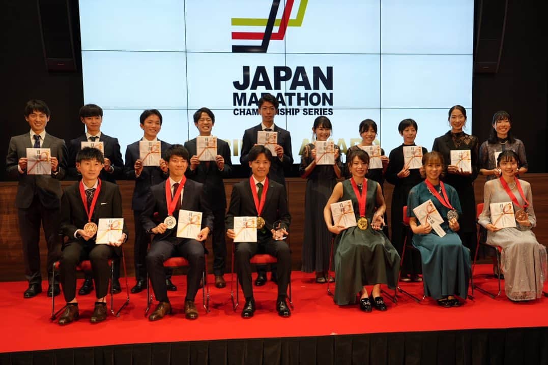 松田瑞生さんのインスタグラム写真 - (松田瑞生Instagram)「＊ ❇︎ JAPAN MARATHONCHAMPIONSHIP ❇︎ ~  SERIES 2 ~  JMCシリーズの年間チャンピオンになることができ 表彰式に参加させて頂きました。 とても嬉しく思います。  8月に行われる世界選手権に向け、 気持ちを新たに頑張りたいと思います。 世界選手権からMGCまでの期間が2ヶ月と言う過酷なスケジュールになりますが未知なる挑戦を精一杯、悔いのないよう取り組んでいきたいと思います。 引き続き温かいご声援よろしくお願いします。  #japanmarathonchampionship  #👗#🥇#🏃‍♀️#❤️」3月30日 20時04分 - u5uv3v