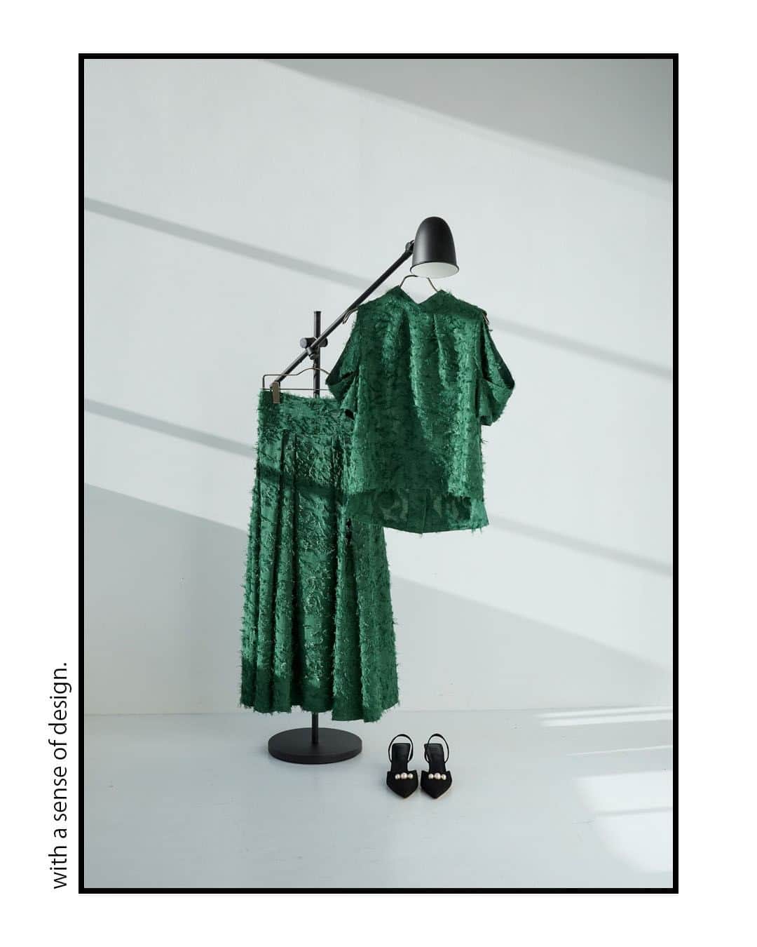 Risaさんのインスタグラム写真 - (RisaInstagram)「✓CUT JACQUARD TOPS(T1236) ✓CUTJACQUARD HIGH WAIST SKIRT(BSK1219)  【カラーバリエーション】 ・ブラック ・アイボリー ・ダークグリーン  ～商品の成り立ちメモ～ 最初はスカートだけの展開予定でしたが、スカートのサンプル上がりをみて セットアップで着たらもっと可愛いかも～ということで トップスも展開することに♪ 初めのサンプルから修正を加えて、可愛い肩あきデザインのトップスが完成しました♡  ⇓　 ⇓　 ⇓ Online Shop http://ruirue.com プロフィールのURLからもご覧いただけます。  #ruirueboutique #ルイルエブティック #お洒落さんと繋がりたい #大人女子コーデ #春服#春コーデ#春スカート#2023ss #大人カジュアルコーデ#スカートコーデ #きれいめコーデ#きれいめカジュアル #カットジャカード#シャギー#肩見せ＃肩あき＃ハイウエストスカート #アイボリー#グリーン#ロングスカート＃セットアップ #クリエイティブ＃製作途中#サンプル作成 #ootd#今日の服#instagood#instalike」3月30日 20時05分 - ruirueboutique_official