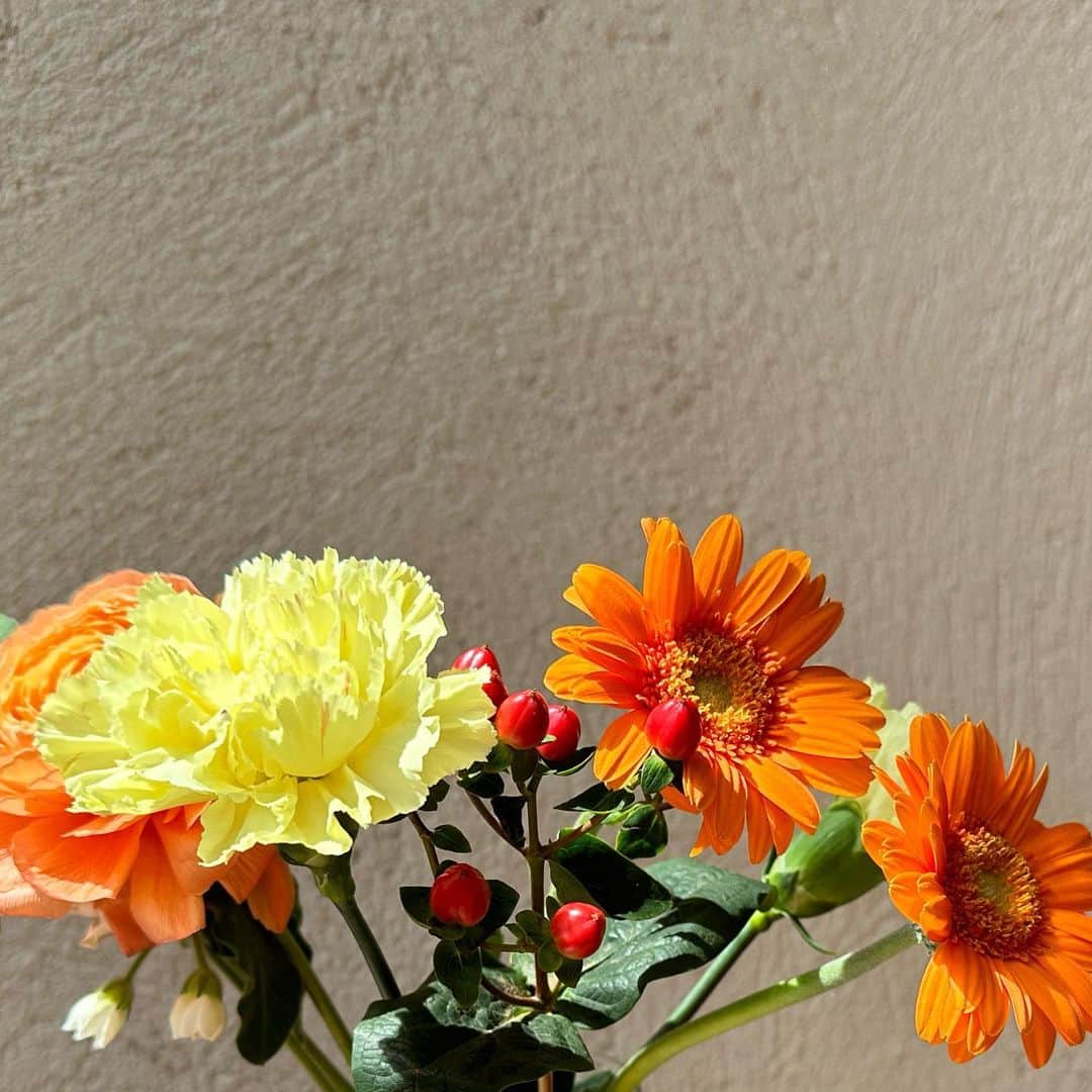 りこさんのインスタグラム写真 - (りこInstagram)「たつやのお母さんにプレゼントしてもらったお花🌼 たつやが私に選んでくれるお花と似ててなんかほっこり😊🧡」3月30日 20時05分 - h_rico16