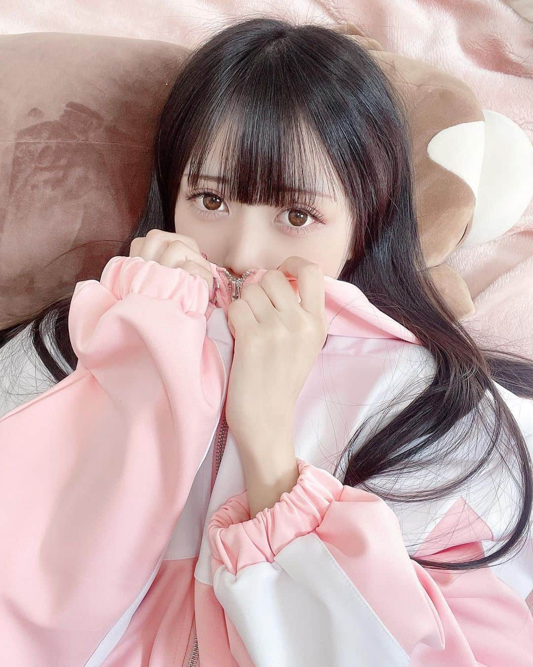 椎名音心さんのインスタグラム写真 - (椎名音心Instagram)「・ まだゴロゴロしてたいの〜🥺  whinny(@whinny_official )さんのゆるっとカリスマニートパーカーを着用しました💗 ダボッとしたサイズ感が可愛い🥺 生地の触り心地が良いから、外出時はもちろんおうちでくつろぎたいときにもピッタリだ🥺 ピンクだしこの春いっぱい着ようっと♪ ・ ・ ・ #whinny #ホワイ二ー #サブカル女子 #サブカル #サブカル地雷 #サブカルファッション #地雷系女子 #地雷 #地雷女 #地雷系 #ストリート系女子 #ストリートファッション #ストリート #あざとい #自撮り界隈 #自撮り女子 #地下アイドル #コンカフェ嬢 #コンカフェ #彼女感 #ジャージ #ジャージコーデ #モデル #萌え袖 #ぴえん#雰囲気 #美男美女と繋がりたい」3月30日 20時06分 - mm__neko225