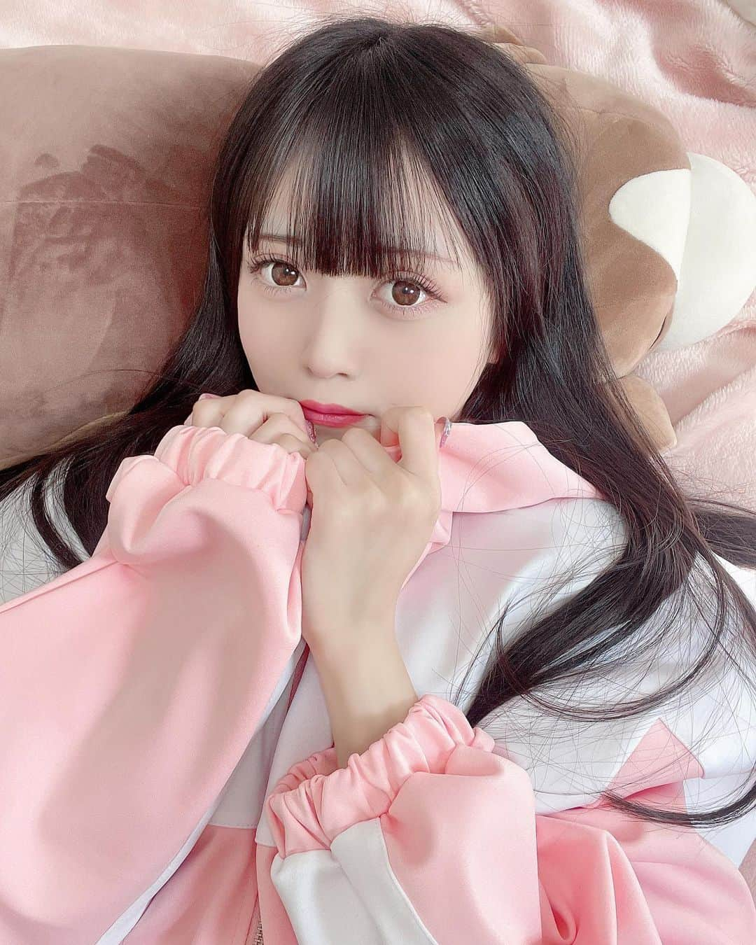 椎名音心さんのインスタグラム写真 - (椎名音心Instagram)「・ まだゴロゴロしてたいの〜🥺  whinny(@whinny_official )さんのゆるっとカリスマニートパーカーを着用しました💗 ダボッとしたサイズ感が可愛い🥺 生地の触り心地が良いから、外出時はもちろんおうちでくつろぎたいときにもピッタリだ🥺 ピンクだしこの春いっぱい着ようっと♪ ・ ・ ・ #whinny #ホワイ二ー #サブカル女子 #サブカル #サブカル地雷 #サブカルファッション #地雷系女子 #地雷 #地雷女 #地雷系 #ストリート系女子 #ストリートファッション #ストリート #あざとい #自撮り界隈 #自撮り女子 #地下アイドル #コンカフェ嬢 #コンカフェ #彼女感 #ジャージ #ジャージコーデ #モデル #萌え袖 #ぴえん#雰囲気 #美男美女と繋がりたい」3月30日 20時06分 - mm__neko225