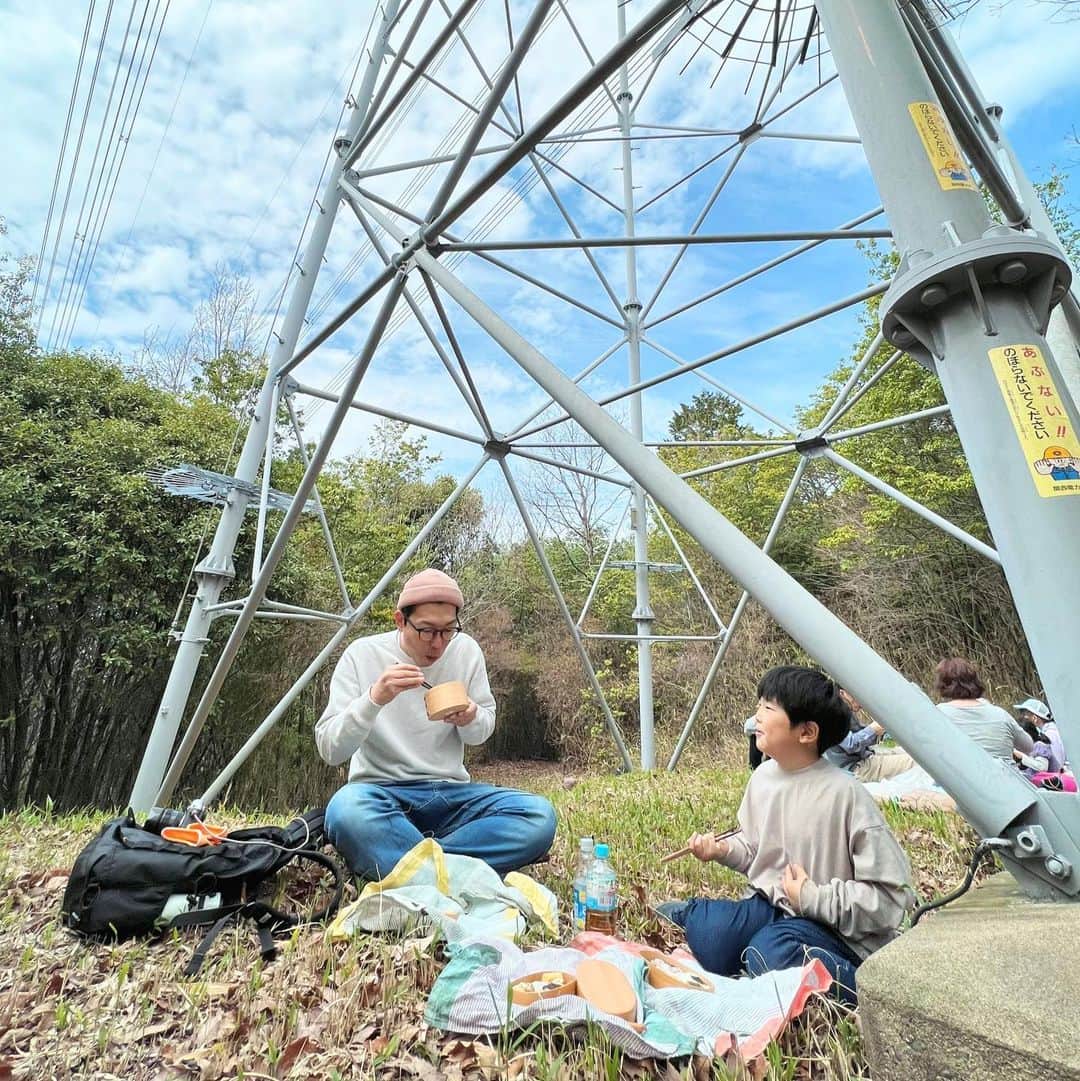きなこのインスタグラム：「息子の好きなものだらけ弁当を持って、春のハイキングへ🌿  木々をかき分け、急な坂道を登り降り、なかなかにハードな登山コースを頑張って乗り越えました😁 お弁当休憩は鉄塔の下という最高過ぎるロケーション💓（←鉄塔好き。  久しぶりの山の学校。ハイキングの後も竹を取って弓矢を作ったり、池でザリガニ釣りしたり。普段はゲーム好き&インドア愛に溢れる息子だけど、「帰らない！ずっとここにいる！」と言いながら生き生き楽しんでました🥰」