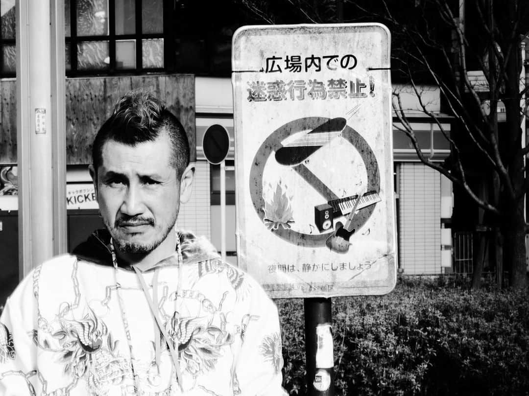 永瀬正敏さんのインスタグラム写真 - (永瀬正敏Instagram)「⁡ ⁡ 《 渋川清彦氏 from "GOLDFISH"》 ⁡ ⁡ photography by M.Nagase ⁡ ⁡ ⁡ #GOLDFISH #3月31日公開  #本当もうすぐ #つうか明日！ #渋川清彦 さん  #銃徒 #ボーカル #アニマルッ！ ⁡ #masatoshi_nagase_photography ⁡ ⁡ 舞台挨拶は↓ ⁡ ●池袋シネマ・ロサ 3月31日15:30回上映後 ■藤沼伸一監督&永瀬正敏 ■販売：劇場窓口＆オンライン ⁡ ●シネマート新宿 3月31日18:25回上映後 ■藤沼伸一 監督&ガンズ ⁡ ● シネマート心斎橋(大阪) 4月1日（土）11:35回 ■登壇：藤沼伸一監督 ■販売：劇場窓口＆オンライン3/30（木）0時～ ※窓口は同日オープン時より販売開始 ⁡ ● 京都シネマ(京都) 4月1日（土）15:35回 ■登壇：藤沼伸一監督 ■販売：劇場窓口＆オンライン 劇場会員3/29（水）～会員でない方3/30（木）~ ⁡ ● センチュリーシネマ(名古屋) 4月2日（日）10:50回 ■登壇：藤沼伸一監督 ■販売：劇場窓口＆オンライン 3/25(土)正午～ ⁡ ● シネマ・ジャック＆ベティ(横浜) 4月2日（日）16:10回 ■登壇：藤沼伸一監督&永瀬正敏 ■販売：劇場窓口のみ3/30（木)～ ⁡ よろしくお願いします ⁡ ⁡」3月30日 20時17分 - masatoshi_nagase_official