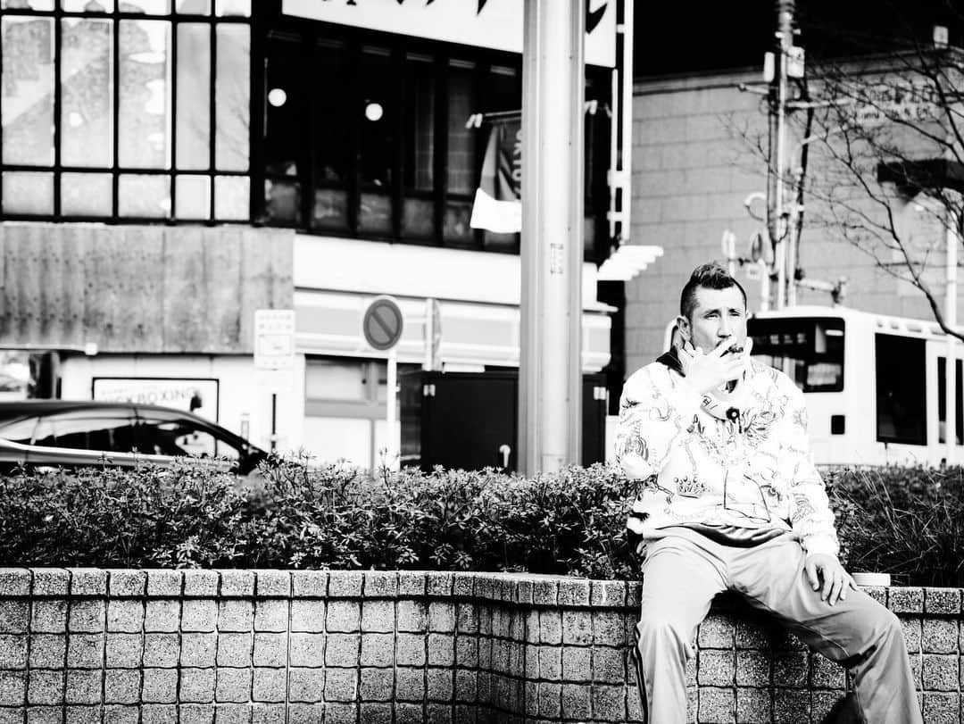 永瀬正敏さんのインスタグラム写真 - (永瀬正敏Instagram)「⁡ ⁡ 《 渋川清彦氏 from "GOLDFISH"》 ⁡ ⁡ photography by M.Nagase ⁡ ⁡ ⁡ #GOLDFISH #3月31日公開  #本当もうすぐ #つうか明日！ #渋川清彦 さん  #銃徒 #ボーカル #アニマルッ！ ⁡ #masatoshi_nagase_photography ⁡ ⁡ 舞台挨拶は↓ ⁡ ●池袋シネマ・ロサ 3月31日15:30回上映後 ■藤沼伸一監督&永瀬正敏 ■販売：劇場窓口＆オンライン ⁡ ●シネマート新宿 3月31日18:25回上映後 ■藤沼伸一 監督&ガンズ ⁡ ● シネマート心斎橋(大阪) 4月1日（土）11:35回 ■登壇：藤沼伸一監督 ■販売：劇場窓口＆オンライン3/30（木）0時～ ※窓口は同日オープン時より販売開始 ⁡ ● 京都シネマ(京都) 4月1日（土）15:35回 ■登壇：藤沼伸一監督 ■販売：劇場窓口＆オンライン 劇場会員3/29（水）～会員でない方3/30（木）~ ⁡ ● センチュリーシネマ(名古屋) 4月2日（日）10:50回 ■登壇：藤沼伸一監督 ■販売：劇場窓口＆オンライン 3/25(土)正午～ ⁡ ● シネマ・ジャック＆ベティ(横浜) 4月2日（日）16:10回 ■登壇：藤沼伸一監督&永瀬正敏 ■販売：劇場窓口のみ3/30（木)～ ⁡ よろしくお願いします ⁡ ⁡」3月30日 20時17分 - masatoshi_nagase_official