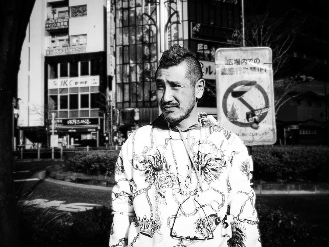 永瀬正敏さんのインスタグラム写真 - (永瀬正敏Instagram)「⁡ ⁡ 《 渋川清彦氏 from "GOLDFISH"》 ⁡ ⁡ photography by M.Nagase ⁡ ⁡ ⁡ #GOLDFISH #3月31日公開  #本当もうすぐ #つうか明日！ #渋川清彦 さん  #銃徒 #ボーカル #アニマルッ！ ⁡ #masatoshi_nagase_photography ⁡ ⁡ 舞台挨拶は↓ ⁡ ●池袋シネマ・ロサ 3月31日15:30回上映後 ■藤沼伸一監督&永瀬正敏 ■販売：劇場窓口＆オンライン ⁡ ●シネマート新宿 3月31日18:25回上映後 ■藤沼伸一 監督&ガンズ ⁡ ● シネマート心斎橋(大阪) 4月1日（土）11:35回 ■登壇：藤沼伸一監督 ■販売：劇場窓口＆オンライン3/30（木）0時～ ※窓口は同日オープン時より販売開始 ⁡ ● 京都シネマ(京都) 4月1日（土）15:35回 ■登壇：藤沼伸一監督 ■販売：劇場窓口＆オンライン 劇場会員3/29（水）～会員でない方3/30（木）~ ⁡ ● センチュリーシネマ(名古屋) 4月2日（日）10:50回 ■登壇：藤沼伸一監督 ■販売：劇場窓口＆オンライン 3/25(土)正午～ ⁡ ● シネマ・ジャック＆ベティ(横浜) 4月2日（日）16:10回 ■登壇：藤沼伸一監督&永瀬正敏 ■販売：劇場窓口のみ3/30（木)～ ⁡ よろしくお願いします ⁡ ⁡」3月30日 20時17分 - masatoshi_nagase_official