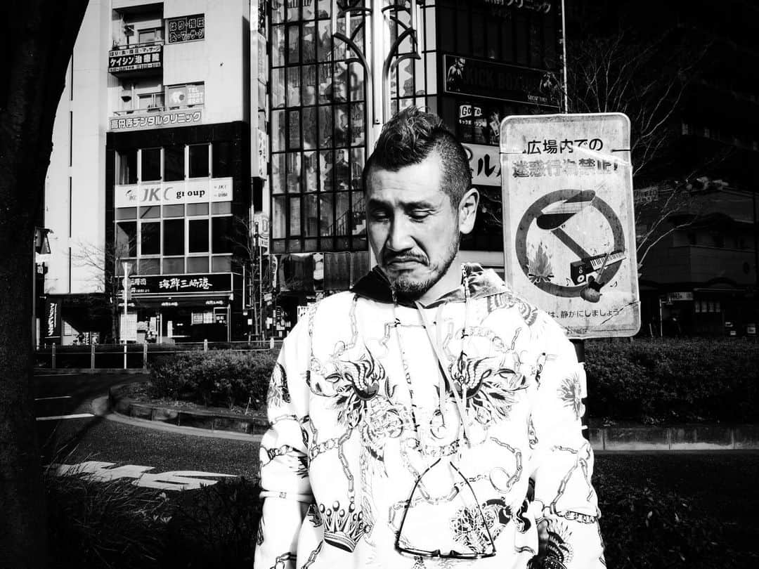 永瀬正敏さんのインスタグラム写真 - (永瀬正敏Instagram)「⁡ ⁡ 《 渋川清彦氏 from "GOLDFISH"》 ⁡ ⁡ photography by M.Nagase ⁡ ⁡ ⁡ #GOLDFISH #3月31日公開  #本当もうすぐ #つうか明日！ #渋川清彦 さん  #銃徒 #ボーカル #アニマルッ！ ⁡ #masatoshi_nagase_photography ⁡ ⁡ 舞台挨拶は↓ ⁡ ●池袋シネマ・ロサ 3月31日15:30回上映後 ■藤沼伸一監督&永瀬正敏 ■販売：劇場窓口＆オンライン ⁡ ●シネマート新宿 3月31日18:25回上映後 ■藤沼伸一 監督&ガンズ ⁡ ● シネマート心斎橋(大阪) 4月1日（土）11:35回 ■登壇：藤沼伸一監督 ■販売：劇場窓口＆オンライン3/30（木）0時～ ※窓口は同日オープン時より販売開始 ⁡ ● 京都シネマ(京都) 4月1日（土）15:35回 ■登壇：藤沼伸一監督 ■販売：劇場窓口＆オンライン 劇場会員3/29（水）～会員でない方3/30（木）~ ⁡ ● センチュリーシネマ(名古屋) 4月2日（日）10:50回 ■登壇：藤沼伸一監督 ■販売：劇場窓口＆オンライン 3/25(土)正午～ ⁡ ● シネマ・ジャック＆ベティ(横浜) 4月2日（日）16:10回 ■登壇：藤沼伸一監督&永瀬正敏 ■販売：劇場窓口のみ3/30（木)～ ⁡ よろしくお願いします ⁡ ⁡」3月30日 20時17分 - masatoshi_nagase_official