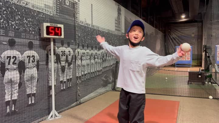 森川やるしかねぇのインスタグラム：「・ WBCの影響をもろに受け、ついにゆうしくんが野球を始める事に⚾️ ピッチングをやってみたいと言い出したのでバッティングセンターで初めてピッチングをした結果、、、これ野球大丈夫そうですか？ ・ #ぼくはゆうしくん #wbc  #野球  #ホープマンズ #森川やるしかねぇ  #息子#子供#育児#育児日記#子育て#パパ#お父さん#ママ#お母さん#親子#お笑い」