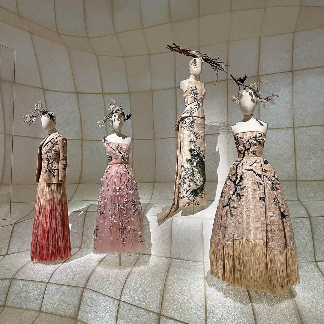 紗蘭さんのインスタグラム写真 - (紗蘭Instagram)「Diorの担当さんに招待して頂いて、 クリスチャン・ディオール、 夢のクチュリエ展 に行ってきました🤍 素敵な展示ばかりでうっとり…✨ 私もこんな素敵なドレスが似合う女性になりたいなとワクワクした気持ちになりました🥰💕 もちろん全身Diorで参加させていただきました🤍 #クリスチャンディオール夢のクチュリエ展 #dior #東京現代美術館」3月30日 20時10分 - saracchidayo