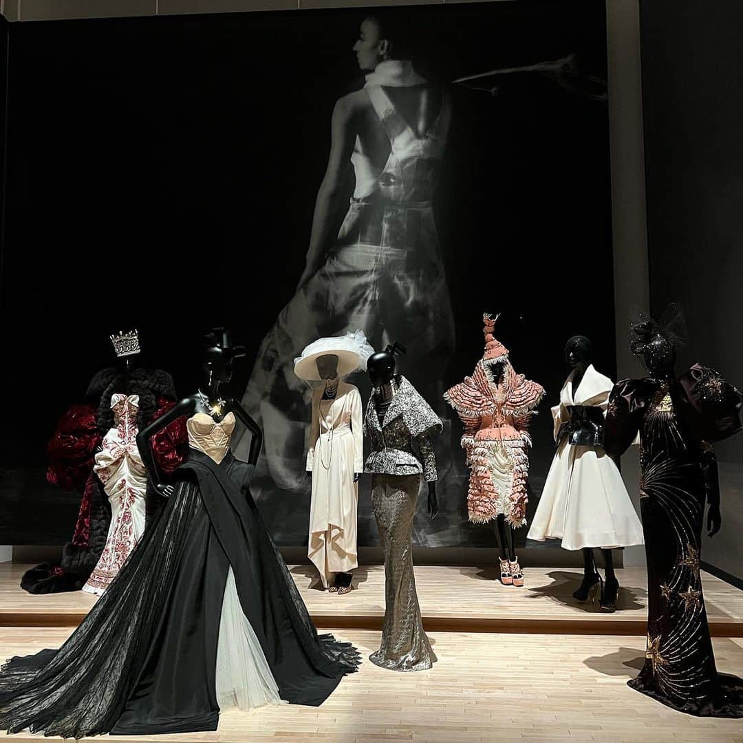 紗蘭さんのインスタグラム写真 - (紗蘭Instagram)「Diorの担当さんに招待して頂いて、 クリスチャン・ディオール、 夢のクチュリエ展 に行ってきました🤍 素敵な展示ばかりでうっとり…✨ 私もこんな素敵なドレスが似合う女性になりたいなとワクワクした気持ちになりました🥰💕 もちろん全身Diorで参加させていただきました🤍 #クリスチャンディオール夢のクチュリエ展 #dior #東京現代美術館」3月30日 20時10分 - saracchidayo