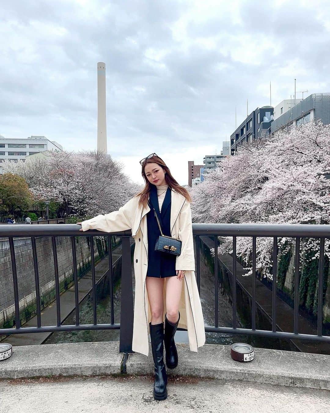 KEIのインスタグラム：「目黒川の目黒側が人が少なくて好きです。🌸  一枚目:広角レンズで撮ったら脚が盛れた 二枚目:こぼれる笑み 📷 @oh_oktwins」