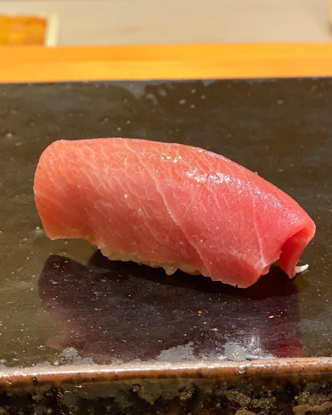 東京外食女のインスタグラム：「ビル風が厳しい冬が終わって、 コンクリートジャングルの東京にも 春芽吹く季節がやってきた。  春の鮨といえば美味しい貝。  脂ののったネタを求めて、 冬の終わりと共に鮨屋から 姿を消すんだという人も聞いて、 なんかかっこいいから言ってみたいなと決めていたのに、 春になっても私は友人と鮨屋にいた。笑  正直鮨には詳しくないし、 鮨に詳しくなろうという時間も心の余裕も まだ持ち合わせていない若造の 一般人なので、 若い私たちのことも馬鹿にせず にこやかに受け入れてくれるお店で 十分ありがた過ぎる。  若い女がお邪魔なら立ち去るだけ。 鮨屋はたくさんある。  春の気候に温かい店内を 一気に冷ますような不倫カップルの入店や パパ活女子でなければ 私たちの存在も問題ないでしょ。🤣  #白金 #白金鮨 #白金グルメ  #鮨 #鮨スタグラム  #sushi #thisisjapan #japantravel  #japanesefood  #foodstagram  #東京外食女」