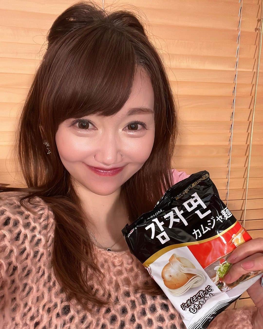 のインスタグラム：「YouTube更新しました💕  大阪鶴橋のコリアンタウンでおすすめ韓国グルメ🌟 めちゃ美味しかったし、楽しかった💕 晴れの日にリベンジ絶対したい❗️ 観て頂けたら嬉しいです💕  このラーメンは動画内ではご紹介しなかったけど、とある方がYouTubeで美味しいっておっしゃってて。。。 コレも辛くて本格的で美味しかった❣️  #韓国グルメ #鶴橋 #コリアンタウン #bts #コリアンタウン鶴橋 #キンパ #チーズハットグ #トッポギ」