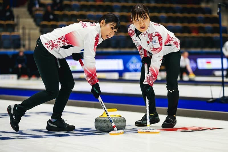 吉田知那美さんのインスタグラム写真 - (吉田知那美Instagram)「・ 世界女子カーリング選手権、温かい応援をありがとうございました！  ロコはこのチームで、勝ってここまできたのではなく 全力で負けて成長してきました。  カーリング人生を振り返るといつも大きな勝ちの前に、大きな負けがありました。 今回の世界選手権もいつか振り返ったときに、ここで負けて本当に良かったよねと笑顔で話せる日が来るようまた選手、コーチ、スタッフとが手を離さず一緒に一歩ずつ進みます🌸  勝負は事前準備と時の運。 ちゃんと納得できる結果です。また少し休んでカーリングエネルギーを補充して残すグランドスラム2大会、全力で楽しみます🌸  あらためて、応援とサポートをありがとうございました！  #LocoSolare @worldcurling #崖のふちのロコ」3月30日 20時15分 - chinami1991