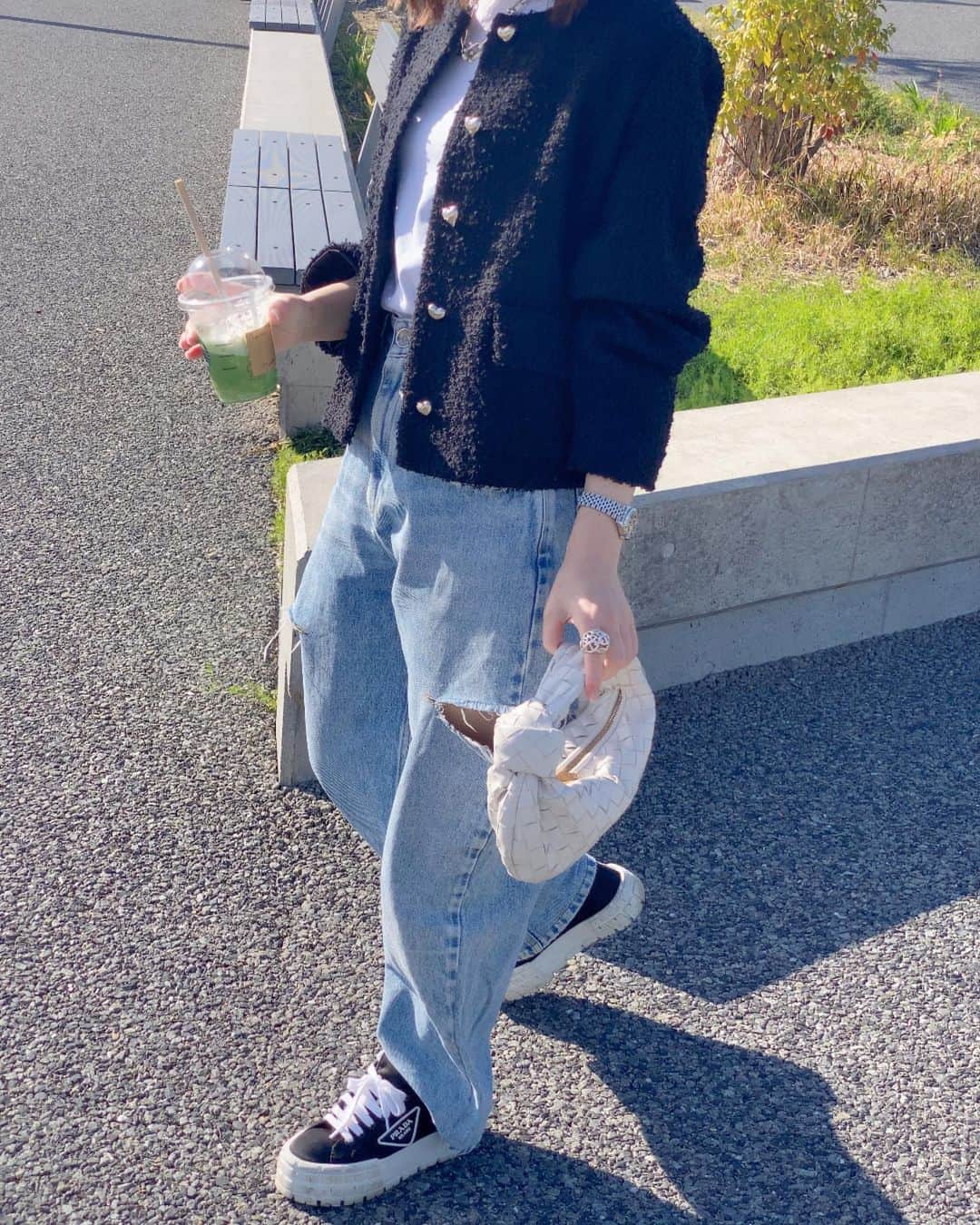 akiii031のインスタグラム：「春休みの息子誘ってスタバ🌸  この前のツイードジャケット🖤 本日発売となりました🐝🖤  左右にポッケついてます🫶💕  jk @aulii_amomentofhappiness  T-shirt @uniqlo  denim @maisonmargiela   bag @newbottega @chanelofficial  shoes @prada」