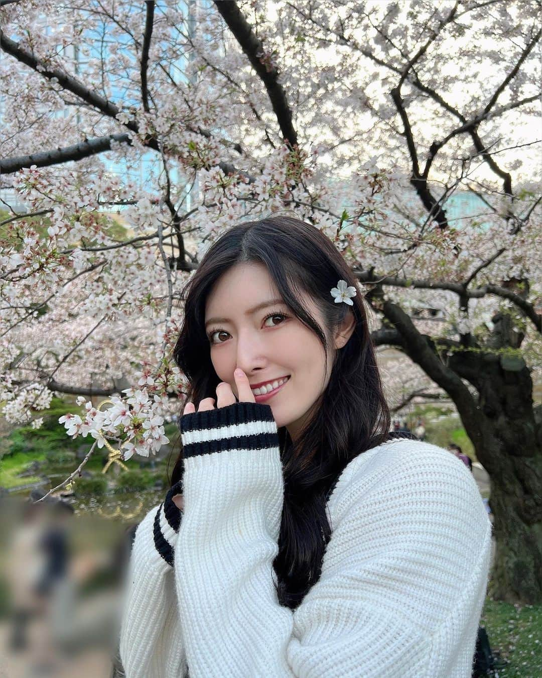 日下部美愛のインスタグラム：「🌸⁡ お花見デート？⁡ (耳に着いてる桜は落ちてたやつをつけました、ちぎってないです) ⁡ ⁡ #桜 #六本木 #毛利庭園⁡ #黒髪 #黒髪ロング  #動漫 #粉我 #角色扮演 扮演 #时装 #时装模特 #自拍 #instagood #followforfollowback #japan  #idol #followme」