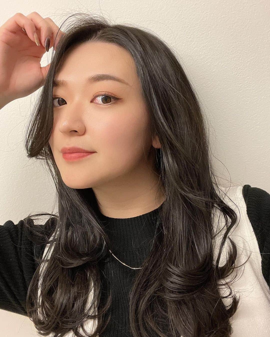 佐々木舞夕さんのインスタグラム写真 - (佐々木舞夕Instagram)「___💇‍♀️🩶  髪メンテ完了しました☑️ 超いきなり行かなきゃってなってあいてるとこさがしまくった🦭  巻くの下手だからレイヤーいれてやりやすくなったと思う🩶嬉しい☺️  #暗髪 #レイヤーカット #ヘアスタイル #広島美容室 #hairstyle」3月30日 20時19分 - truffe_m_123