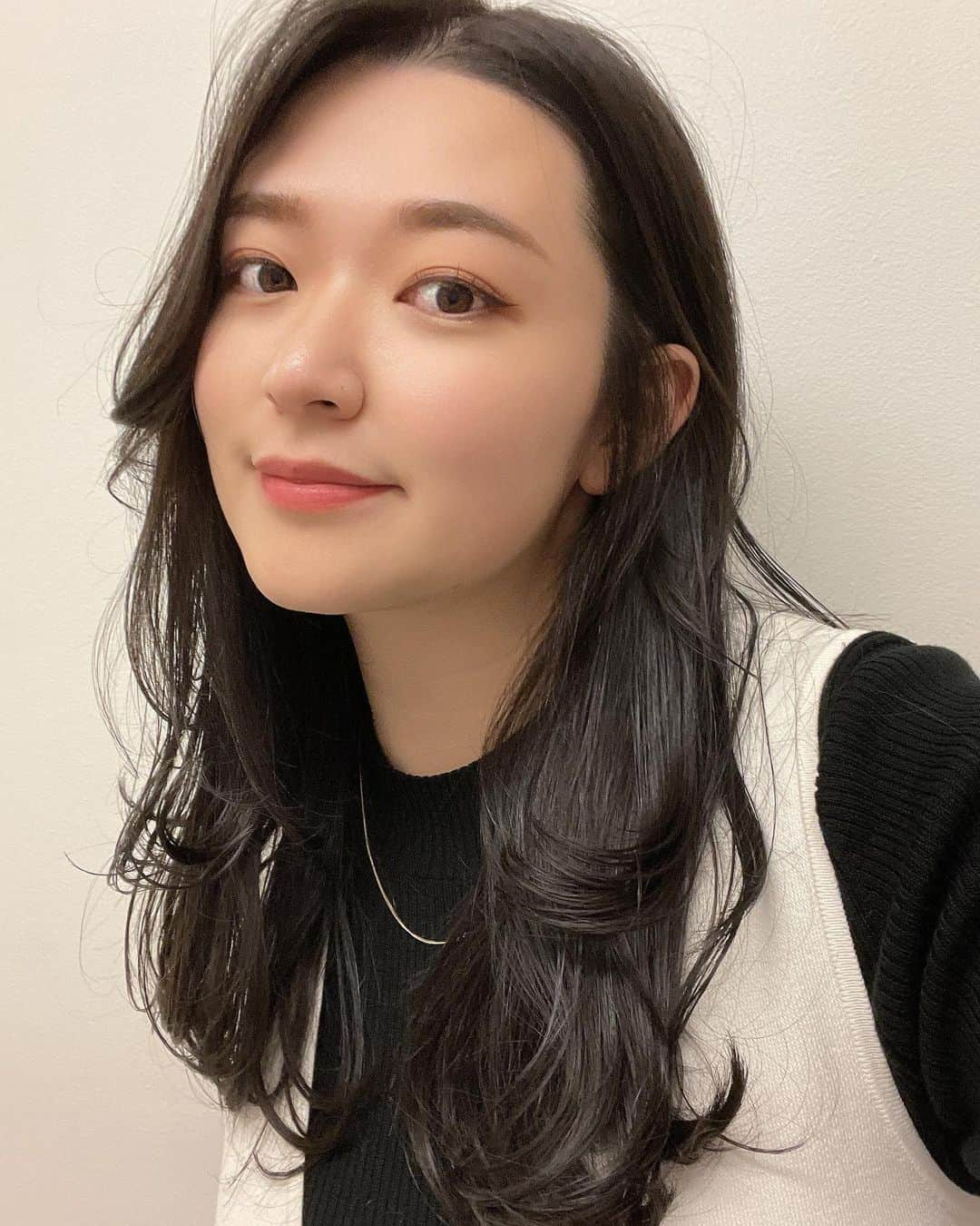 佐々木舞夕さんのインスタグラム写真 - (佐々木舞夕Instagram)「___💇‍♀️🩶  髪メンテ完了しました☑️ 超いきなり行かなきゃってなってあいてるとこさがしまくった🦭  巻くの下手だからレイヤーいれてやりやすくなったと思う🩶嬉しい☺️  #暗髪 #レイヤーカット #ヘアスタイル #広島美容室 #hairstyle」3月30日 20時19分 - truffe_m_123