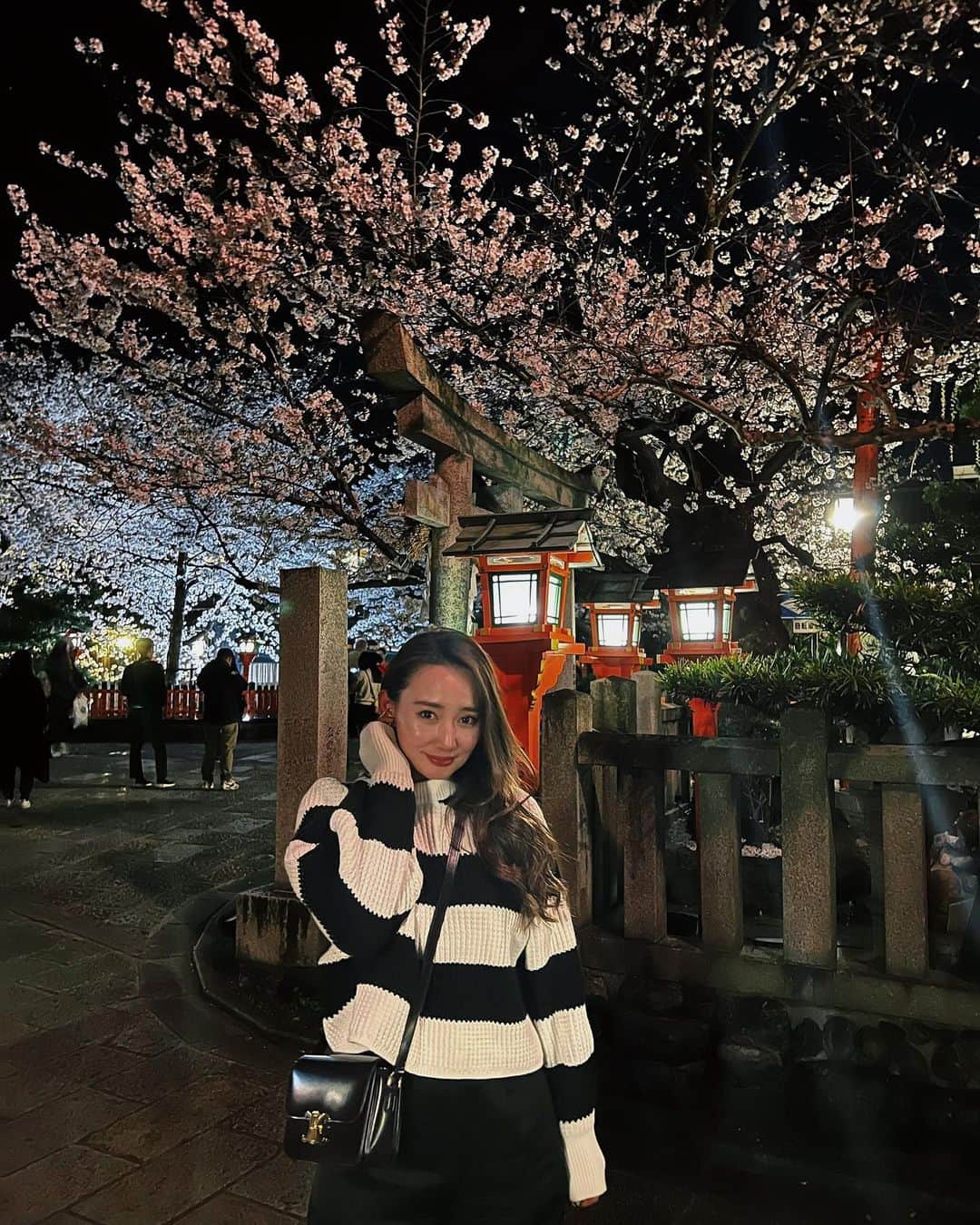 李 雨瀟さんのインスタグラム写真 - (李 雨瀟Instagram)「桜の時期の京都は風情があってとっても綺麗🌸🤍 祇園らへんをお散歩したり、紹介でしかいけない韓国料理屋さん『ウネ』に行けたり、大好きなお好み焼き食べたり。 . あとね、1日に2回も幸運のタクシーみつけたの🥹❤️ 1回目は2つ葉タクシーで、1,200台の中で2台しかなくて、通りすがりに。そしてまさかの帰りは1,200台の中で4台しかない 四つ葉のタクシー乗れたの🥰🌸💕 ほろ酔いながらもハッピーな気分に🤍 . 今も十分に幸せだけど、 また幸運が訪れますように…✨🌸🌸 . . #yuxiao_travel #travelgram #trip #japantrvel  #日本旅行 #京都 #京都旅行 #女子旅 #京都グルメ #京都観光 #桜スポット #祇園グルメ #ウネ祇園 #あじひろ」3月30日 20時19分 - yuisho_ri