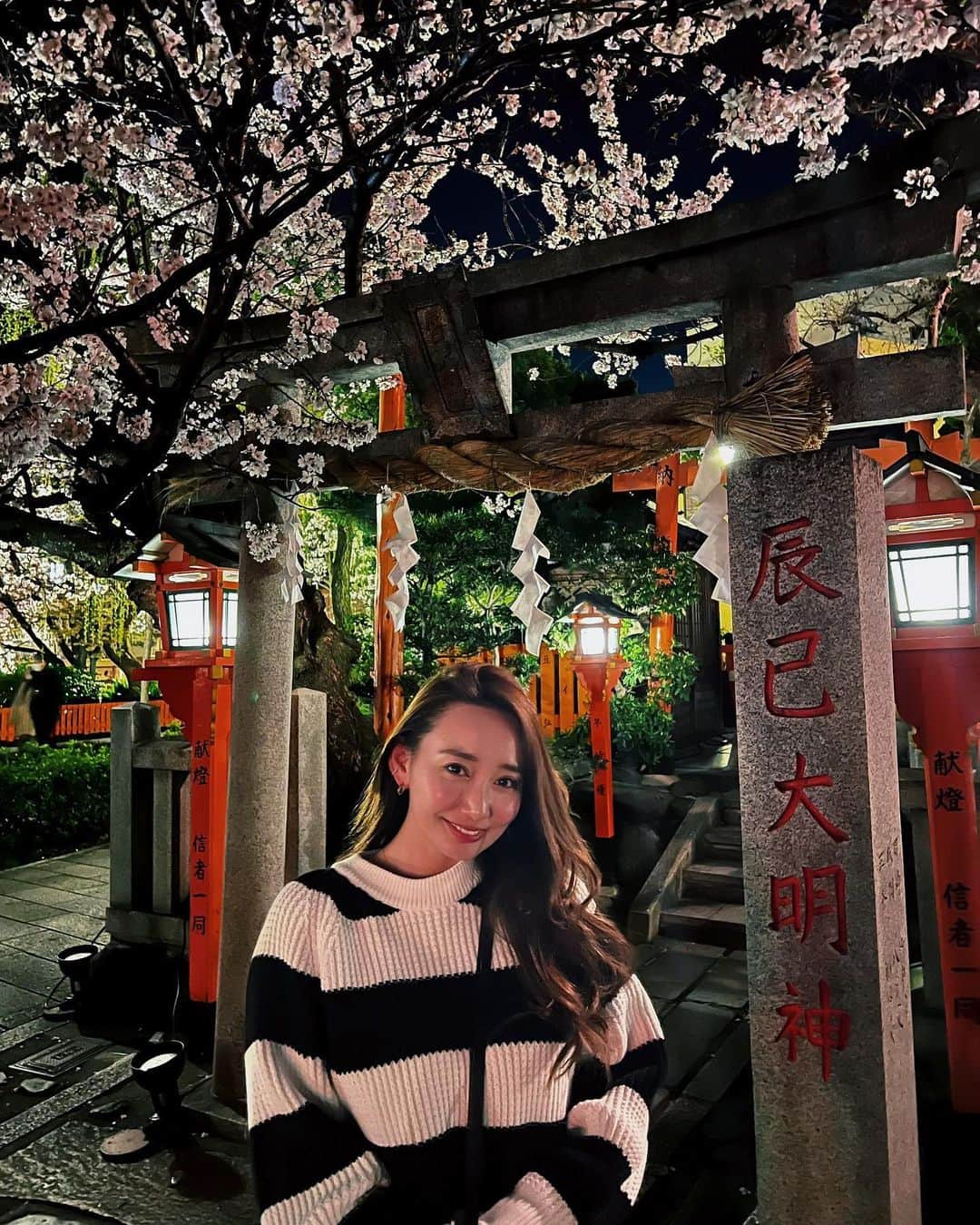 李 雨瀟のインスタグラム：「桜の時期の京都は風情があってとっても綺麗🌸🤍 祇園らへんをお散歩したり、紹介でしかいけない韓国料理屋さん『ウネ』に行けたり、大好きなお好み焼き食べたり。 . あとね、1日に2回も幸運のタクシーみつけたの🥹❤️ 1回目は2つ葉タクシーで、1,200台の中で2台しかなくて、通りすがりに。そしてまさかの帰りは1,200台の中で4台しかない 四つ葉のタクシー乗れたの🥰🌸💕 ほろ酔いながらもハッピーな気分に🤍 . 今も十分に幸せだけど、 また幸運が訪れますように…✨🌸🌸 . . #yuxiao_travel #travelgram #trip #japantrvel  #日本旅行 #京都 #京都旅行 #女子旅 #京都グルメ #京都観光 #桜スポット #祇園グルメ #ウネ祇園 #あじひろ」