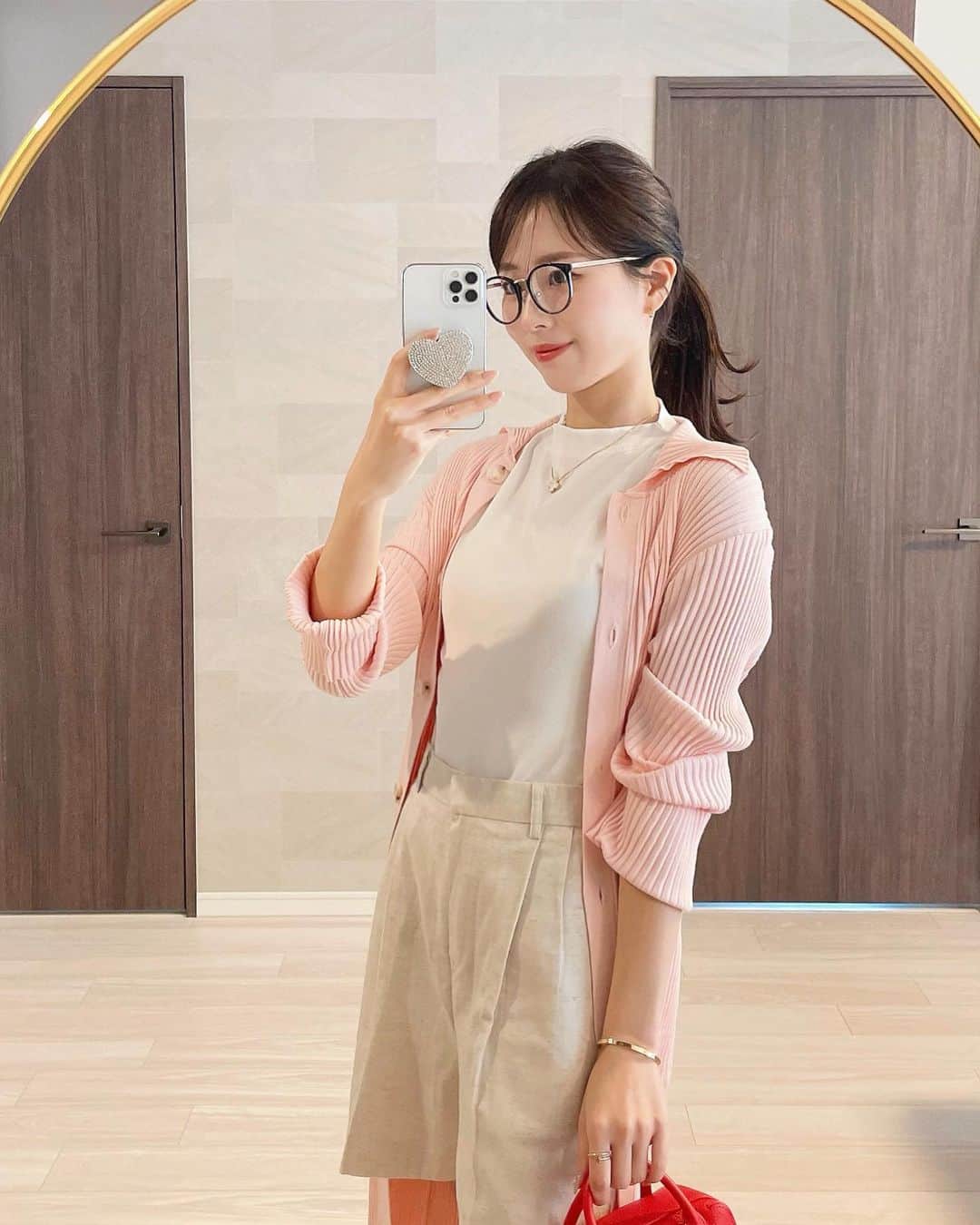 ハンナミのインスタグラム：「🕶️🤳🏻🌸 さいきん花粉対策で めがね掛けてる 🫠  写真ぜんぶ載せれてなかったから 再投稿 💦 いいねしてくださった方ごめんなさい ><  cardigan, pants #eneu (collar ribknit long cardigan) tops #blenheim (1枚目)」