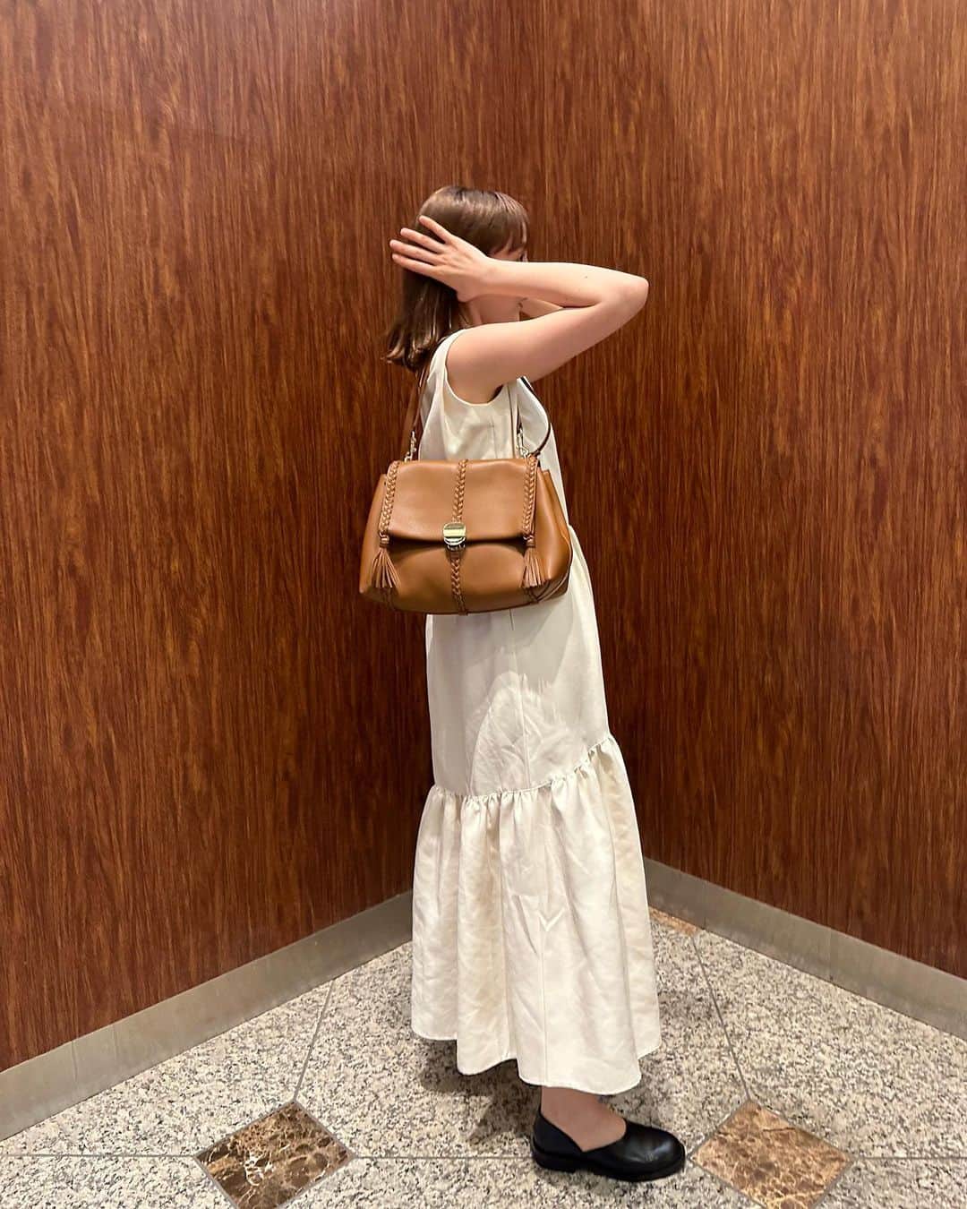 トリンドル玲奈さんのインスタグラム写真 - (トリンドル玲奈Instagram)「ちょっとずつ春服を…🍃  小さいバッグばかり使っていたのだけど、久しぶりにゆったりとしたシルエットのバッグを持ってみました♡  Penelopeちゃん♡  bag #chloe」3月30日 20時22分 - toritori0123
