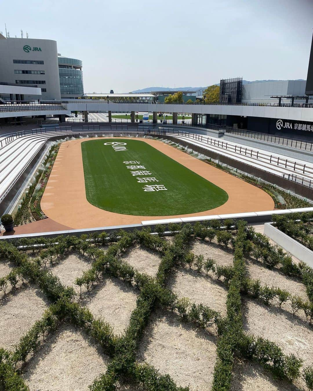 池添謙一のインスタグラム：「今日は京都競馬場の試走会でロケに  素晴らしいスタンドになってました‼︎  沢山の方にこの京都競馬場に来ていただきたいと思いました🏇  今までも歴史に残るレースがあったけどこれからもこの競馬場で続いていきます。 楽しみです(^^)  パドックの真ん中にあった木はスタンド内の時計に変わりました🕰  #センテニアルパーク京都競馬場 #新スタンド #3冠馬ロード #謙聞録」