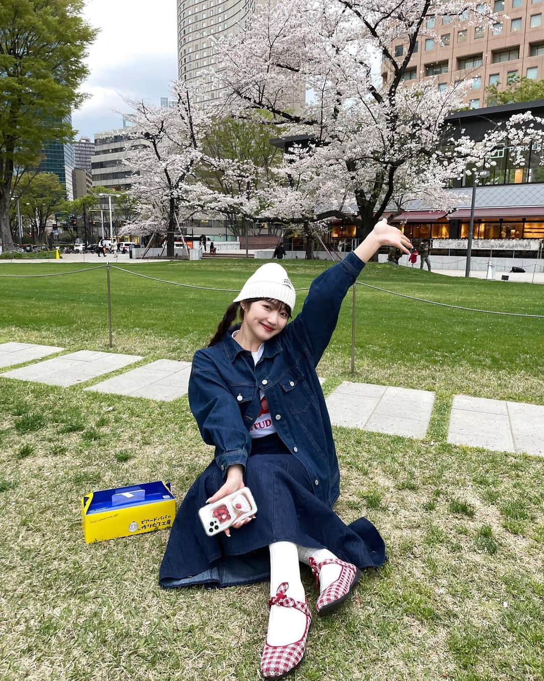 河﨑莉奈さんのインスタグラム写真 - (河﨑莉奈Instagram)「桜見てきた🌸🍒🍓  何枚目がいいか迷った結果 撮った順にそのまま10枚載せました☺️✌🏻」3月30日 20時24分 - rinya5588