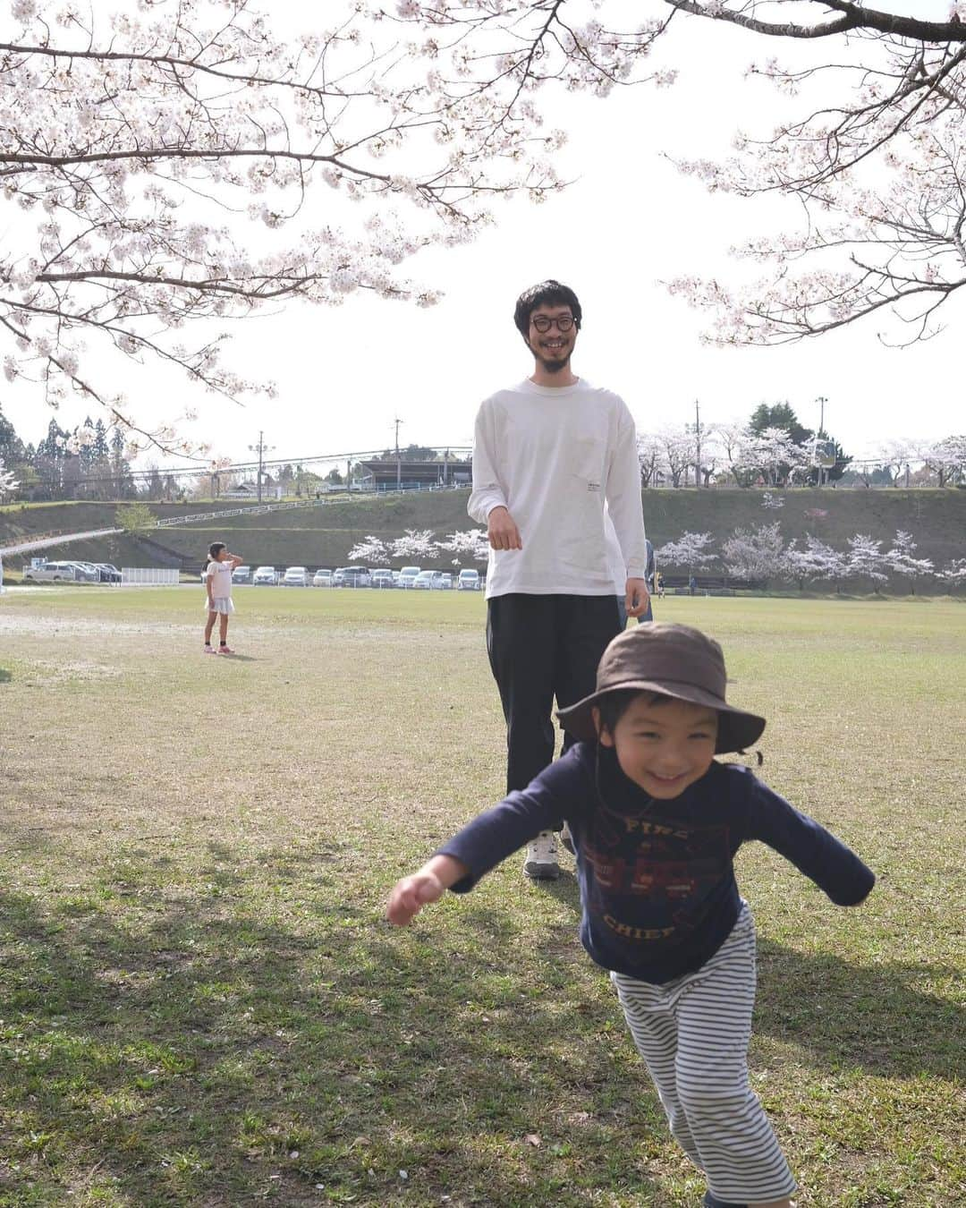 真央さんのインスタグラム写真 - (真央Instagram)「先日は花見日和🌸 丸岡公園へ 桜がいっぱい！大満開✨✨ 大好きなゴーカートも桜街道🌸 ルンルンでまおちゃーーん！と 走って帰って来たまるの躍動感ったらね🤣💓  こんなに花見日和なのに人もあんまりいなくて 広〜いからこれまた都会では考えられないよね〜と。  気持ち良かったね〜✨✨ . . #お花見 #ピクニック #丸岡公園 #ゴーカート」3月30日 20時25分 - mao0424