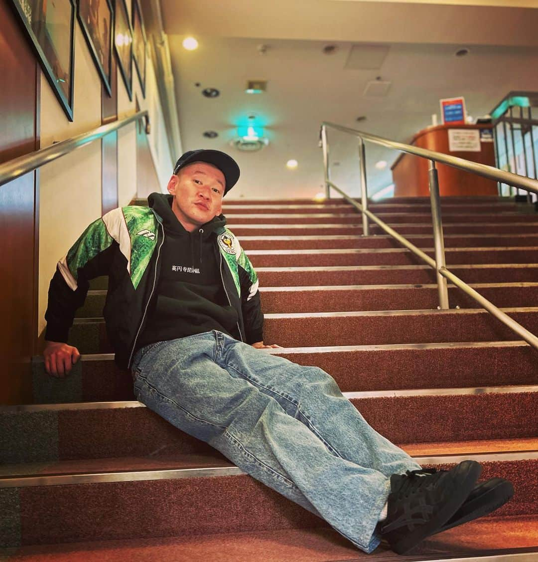 市川刺身さんのインスタグラム写真 - (市川刺身Instagram)「今日の服装。 朝イチ仕事であまり上手く出来なくて落ち込んだけど気合い入れて上向いて頑張る。  高円寺泥酔組のパーカーにかたつむりピーチさんから頂いた昔のヴェルディのウィンドブレーカー。 これにはアイロンヘッド辻井さんも大興奮。 ハラノムシで購入したBOBSONのデニム。 ネタあるから黒のasicsにJAのデニム地のキャップ。  有楽町の出番前に綺麗な階段でカゲヤマのタバやん。さんに撮ってもらいました。 僕に会うなり「今日のは撮った？」と聞いてくれたタバやん。さんありがとうございます！  #今日着た服 #ファッション #ヴェルディ #BOBSON #デニム #カゲヤマ #アイロンヘッド #有楽町シアター」3月30日 20時35分 - soitsudoitsu