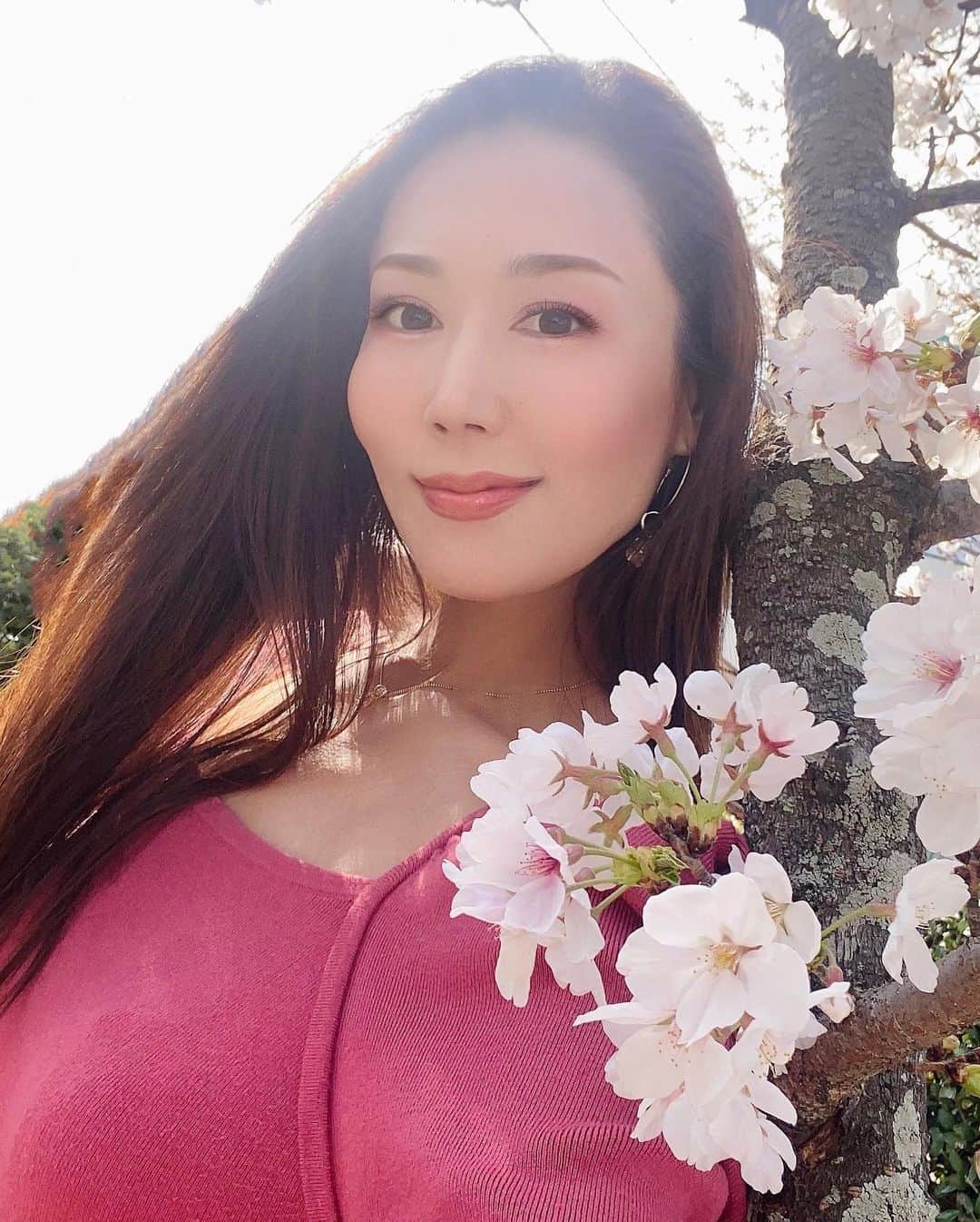 RURIKOのインスタグラム：「cherry blossoms🌸🌸 ⁡ お花見行かれましたか？ 今年の桜は早かったですね ⁡ 桜の名所に行きたい気持ちはあるのですが、今年は行かれそうもない予感がしたので、通りすがりの川沿いの桜を見てきました🌸 ⁡ 桜、とっても綺麗❀❀ 幸せなきもちなる☘︎☘︎ ⁡ ここ、地元の方は多分みんな知ってる、 桜の綺麗なところなんです❀ ⁡ ⁡ 美しい自然 お花に癒されました🌸 ⁡ ⁡ ⁡ いいねとコメント、 いつも、ありがとうございます😊💕 Thank you for many likes and comments ❤️  I'm glad ✨ ✨ ⁡ ⁡ #cherryblossom blossoms#桜 #お花見#桜の便り#flower #お花は癒し#さくら#自然美 #満開#川沿いの桜#平井 #love#happylife #selfie#beauty#healthy #japan#japanesebeauty#asian #elegan #アラフォー #アラフィフ#岡山 ⁡」