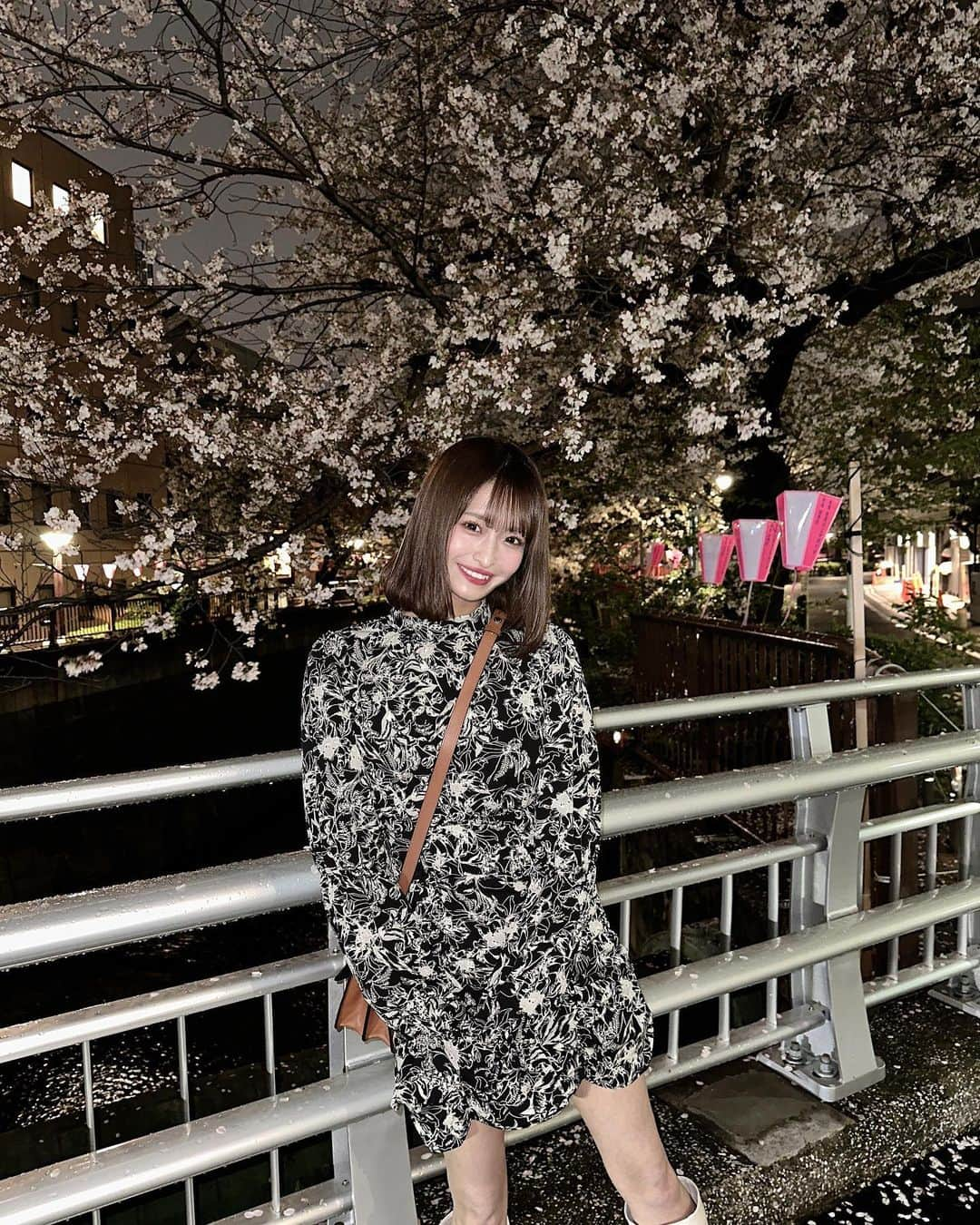 清水里香のインスタグラム：「⁡ ⁡ 夜桜やっといけた🌸 ⁡ ⁡ ⁡ ⁡ ⁡ ⁡ #夜桜 #桜 #目黒川 #目黒川沿い #🌸」