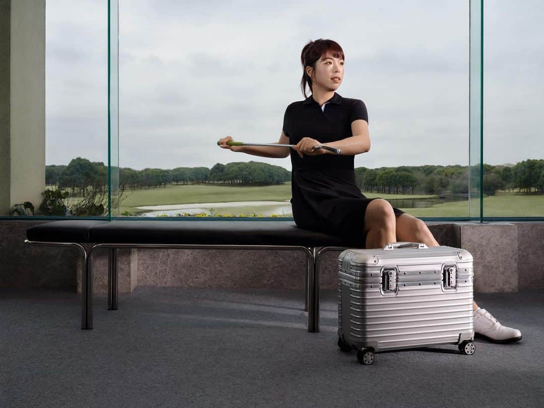 フォン・シャンシャンさんのインスタグラム写真 - (フォン・シャンシャンInstagram)「🧳 X ⛳️ #RIMOWA #Rimowa工艺之美 #传奇永不止步 #Ingenieurskunst @rimowa」3月30日 20時30分 - shanshanfeng_golf