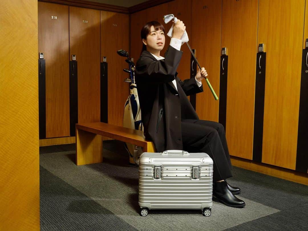 フォン・シャンシャンのインスタグラム：「🧳 X ⛳️ #RIMOWA #Rimowa工艺之美 #传奇永不止步 #Ingenieurskunst @rimowa」