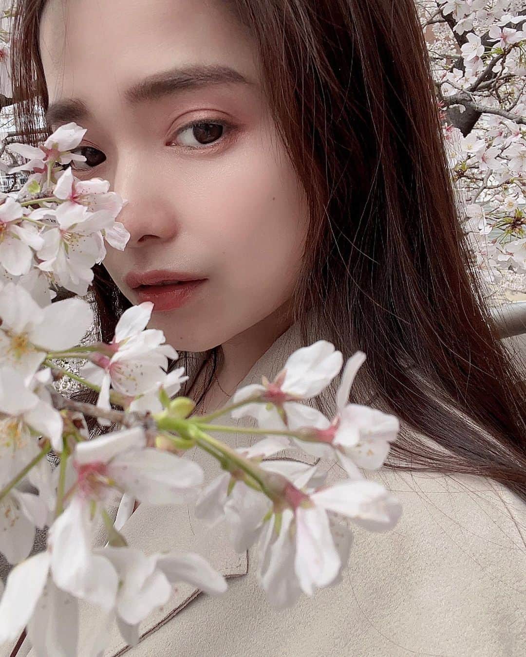 酒匂彩名のインスタグラム：「: ストーリーにUPしたものが好評だったので、メイクアイテムと簡単な解説をupします🙋‍♀️ ちょっと前に買ったDior達が大活躍の春です🌸 : アイシャドウとハイライト系は図の通り。 ブラウンのアイラインで引き締めて、アイシャドウの粉落とす程度にブラウンのマスカラ塗ってます。 マスカラは本当おまけ程度。笑 まつ毛パーマまたやりに行きたいなぁ。(得意の面倒くさがりが出ていけてない)  リップはマキシマイザー単色です！ 本当発色よくなって、前はグロス感覚だったのに口紅としてちゃんと使えてるし、なんなら最近のスタメンリップです🥺 :  #メイク　#春メイク　#ピンクメイク　#30代メイク　#コーラルメイク　#ディオールコスメ　#マキシマイザー　#春コスメ　#メイクアップ　#お花見　#桜　#桜と一緒に  #makeup」