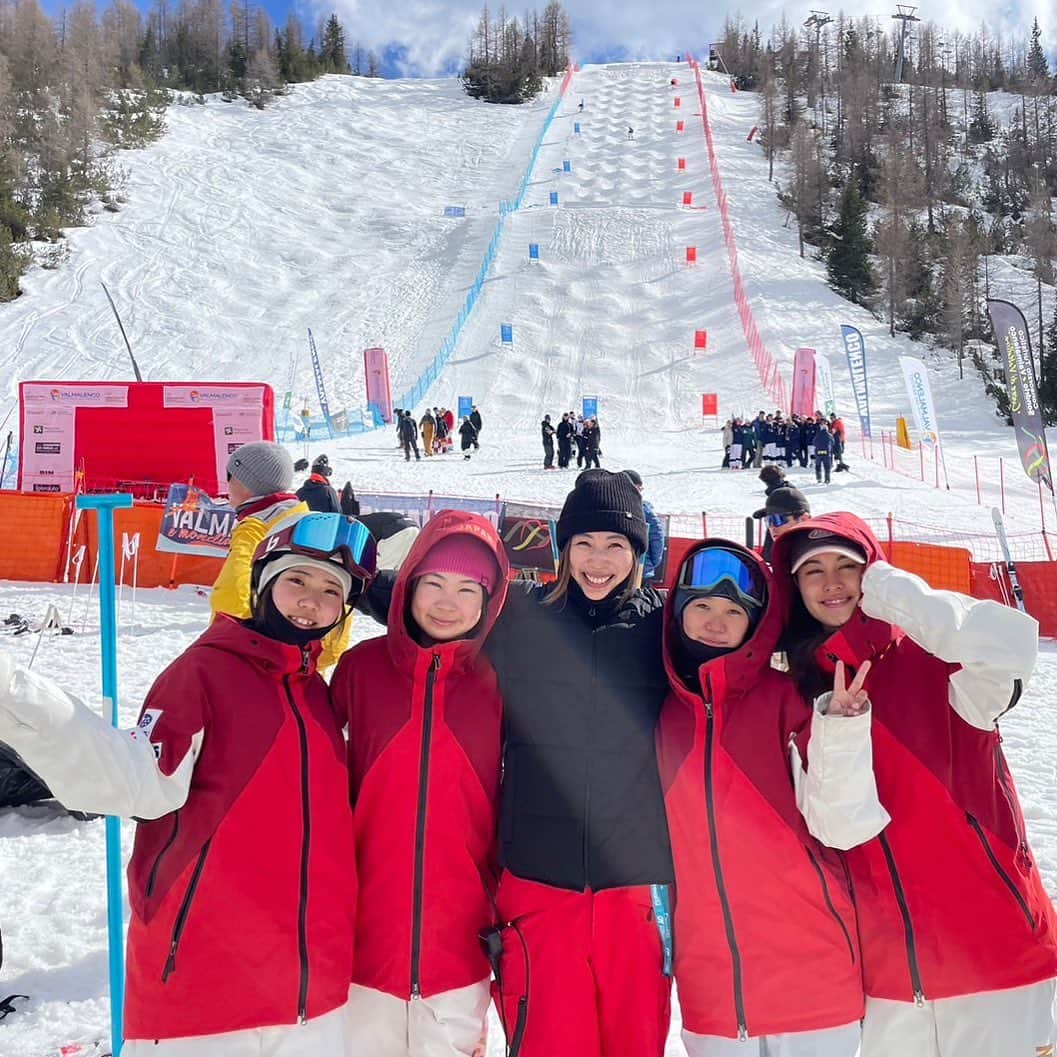 伊藤みきのインスタグラム：「Girls 🇯🇵❤️  好きな写真📷 いつも元気で笑ってるAnd 喋ってる女子達😉🥳  皆さん、応援お願いします💕」